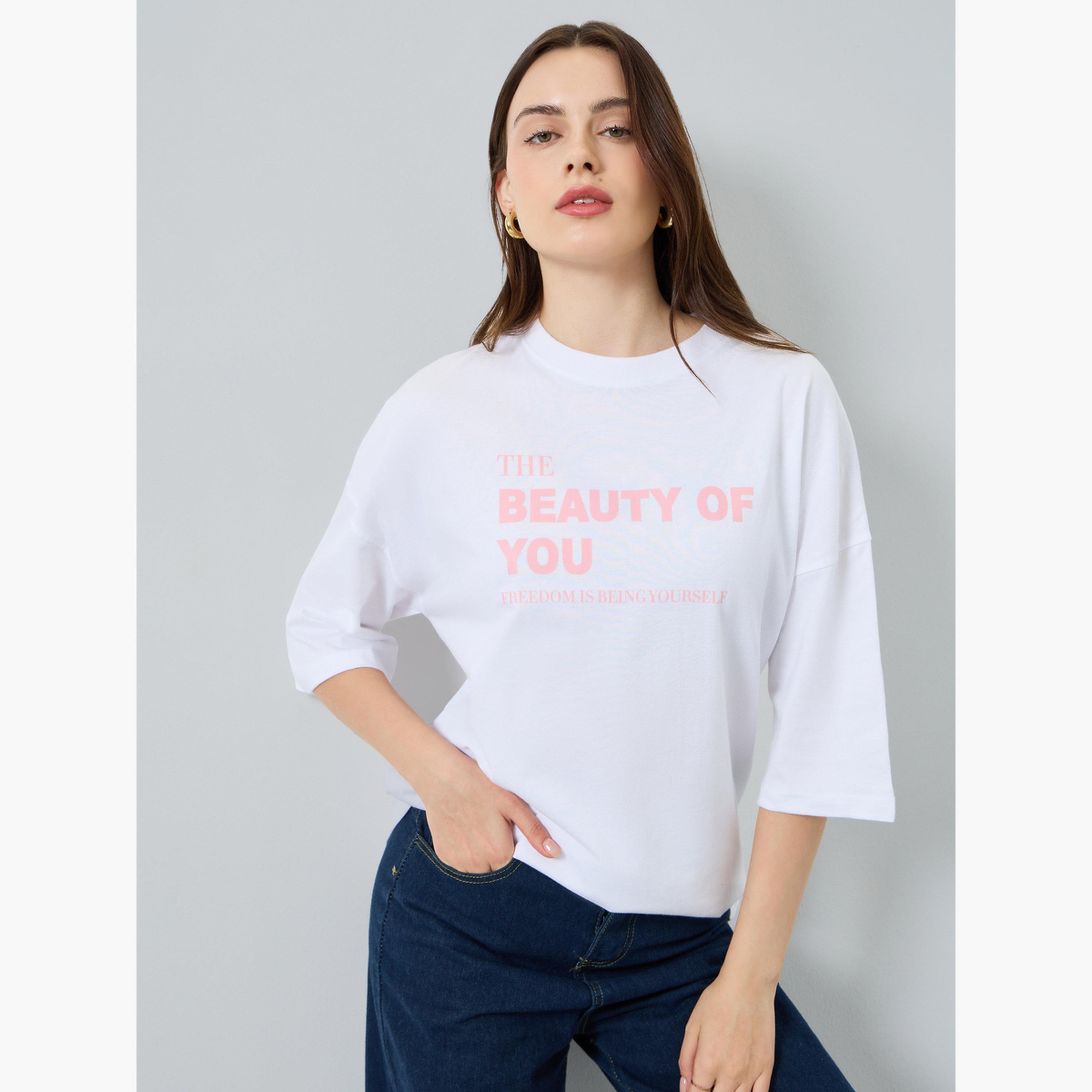 تيشيرت بقصة واسعة بطبعة شعار-women-clothing-tshirts-image-3