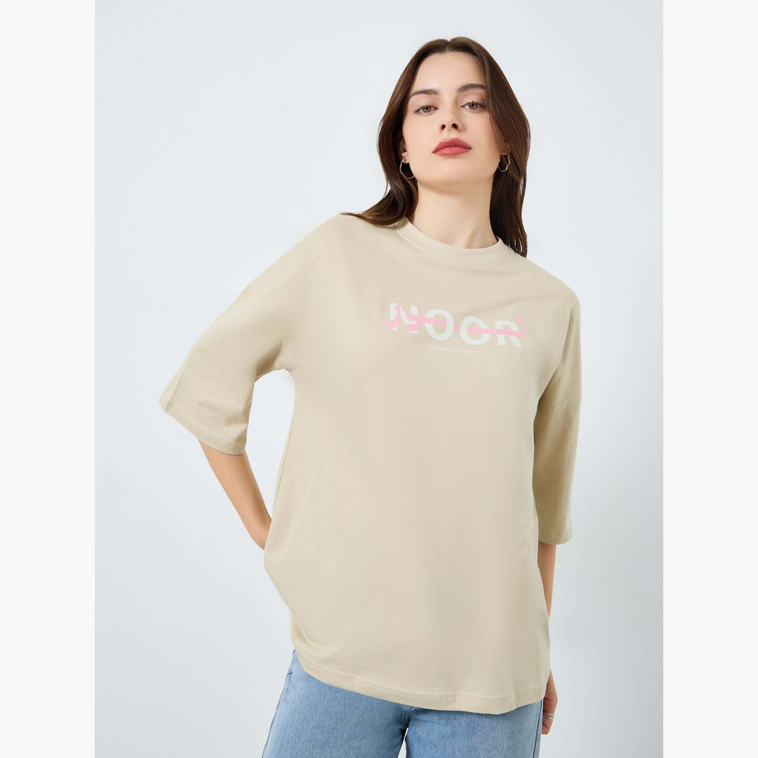 تيشيرت بقصة واسعة بطبعة شعار-women-clothing-tshirts-image-1