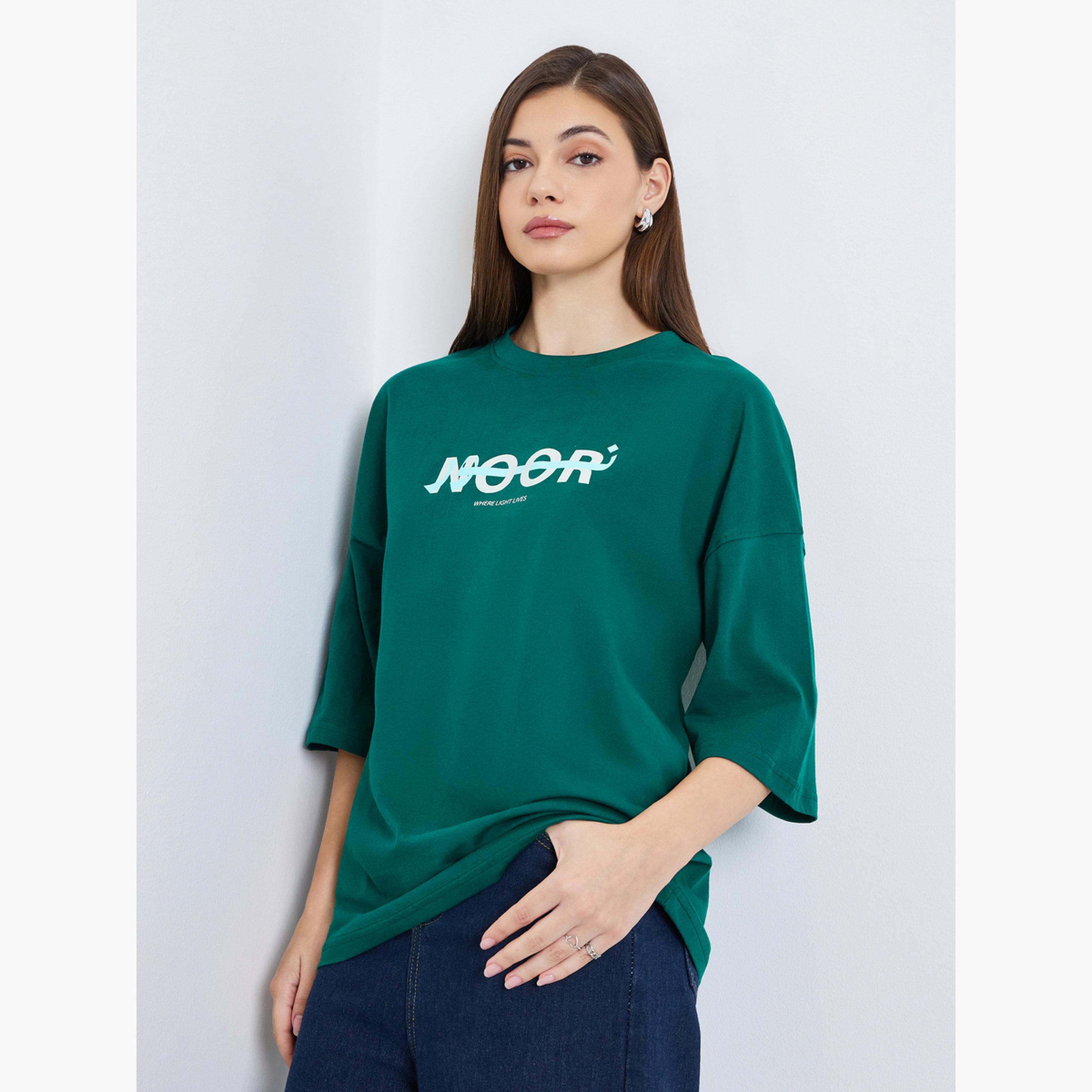 تيشيرت بطبعة شعار وقصة واسعة-women-clothing-tshirts-image-1