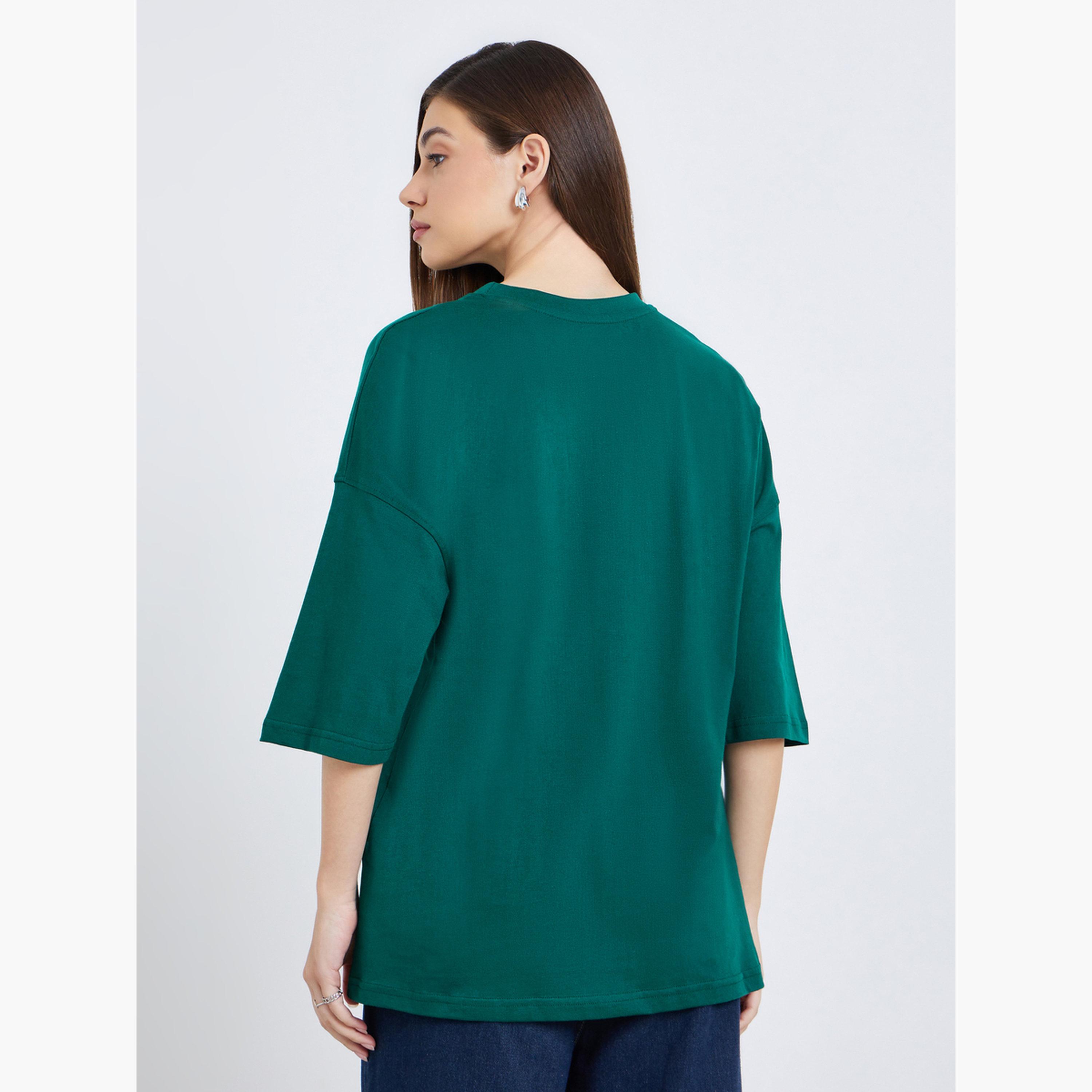 تيشيرت بطبعة شعار وقصة واسعة-women-clothing-tshirts-image-4