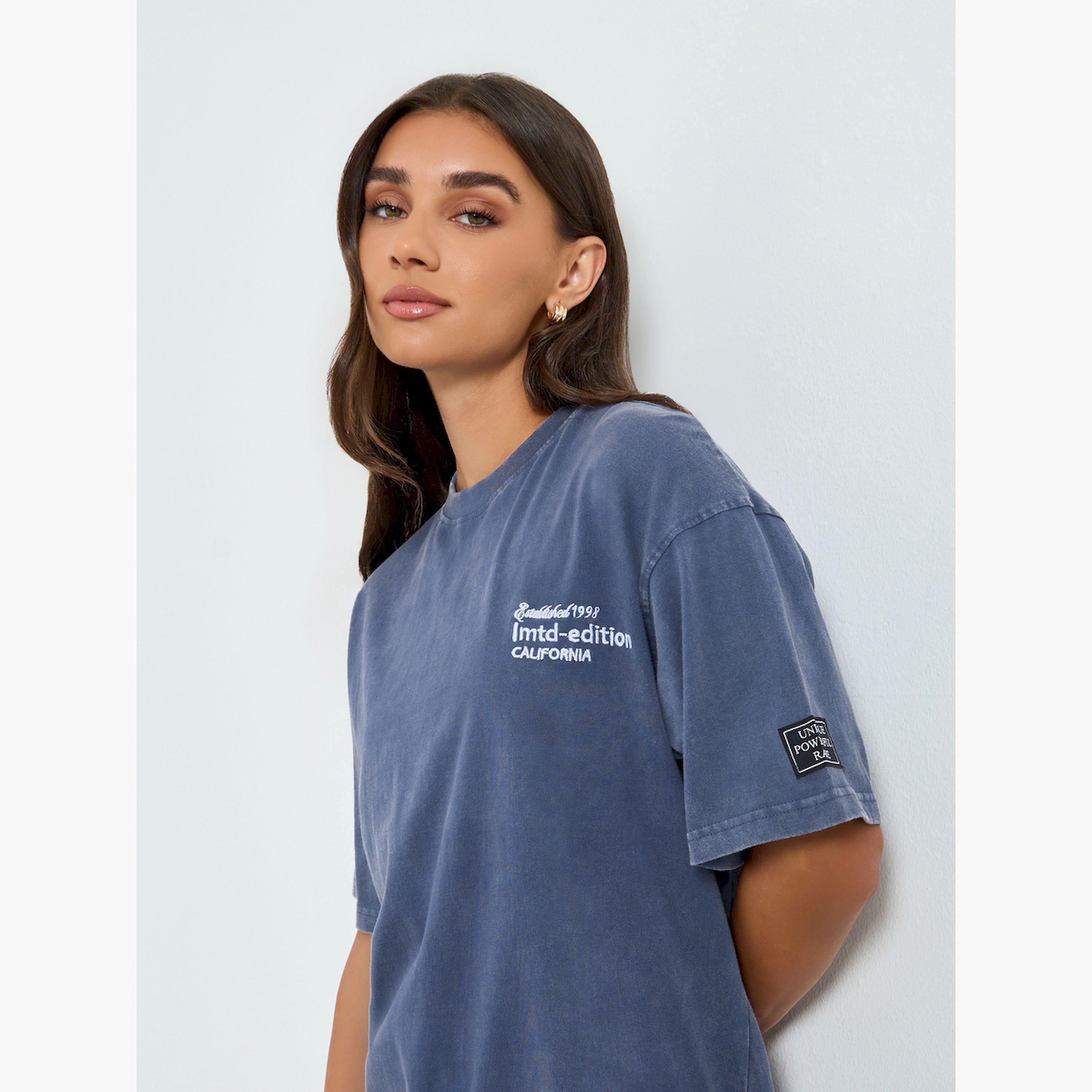 تيشيرت نسائي فضفاض بتأثير غسيل حمضي وشعار-women-clothing-tshirts-image-3