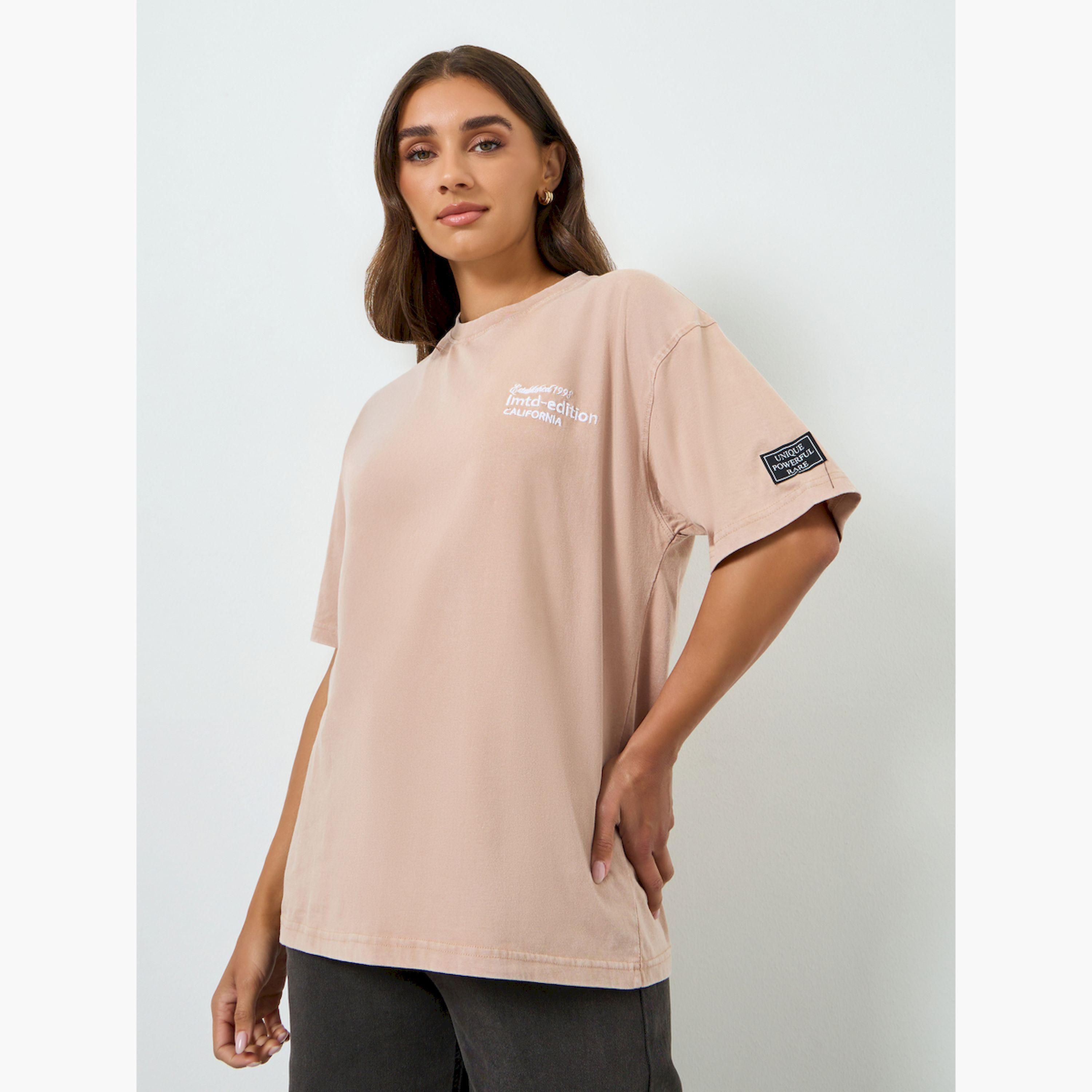 تيشيرت نسائي فضفاض يحمل شعاراً-women-clothing-tshirts-image-1