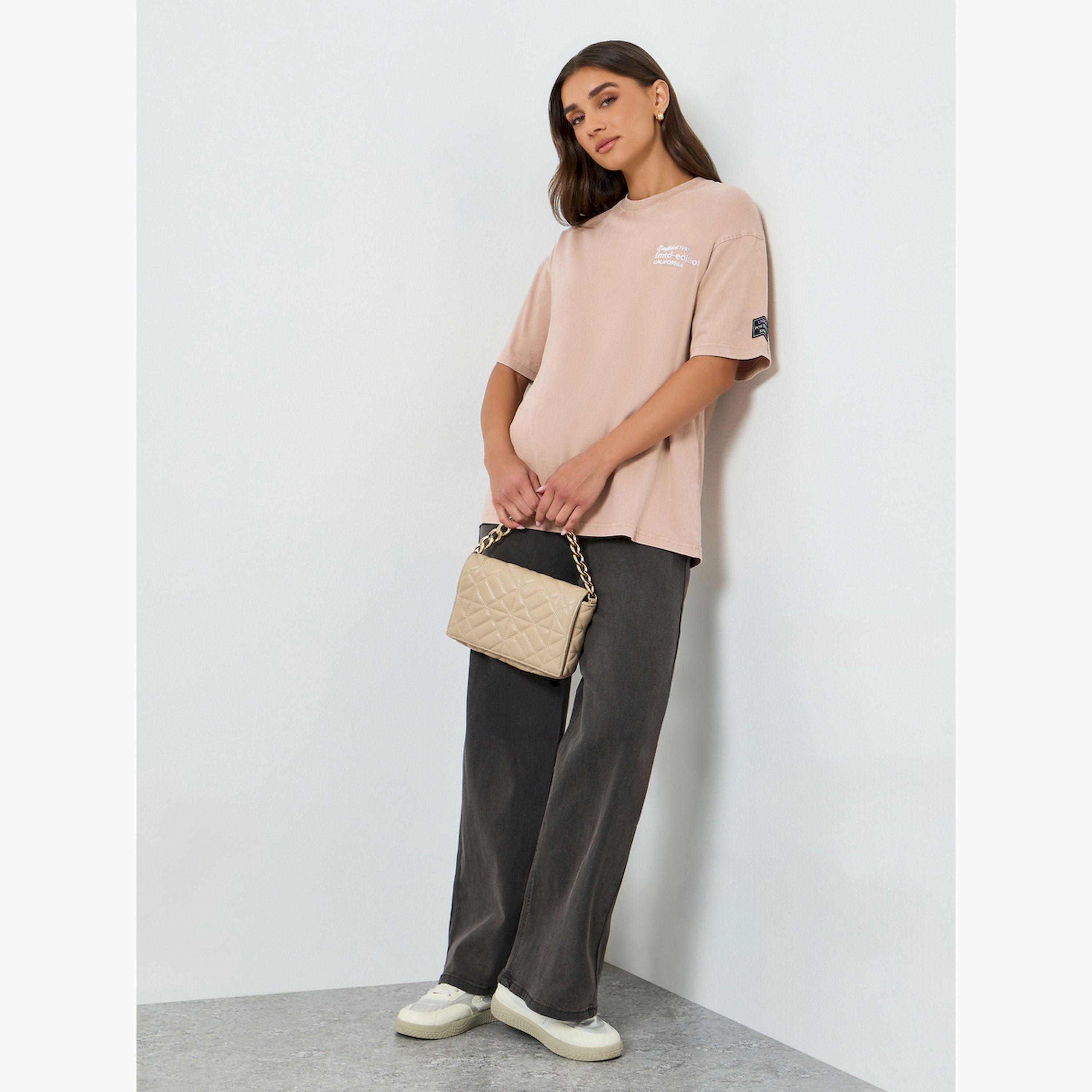 تيشيرت نسائي فضفاض يحمل شعاراً-women-clothing-tshirts-image-2