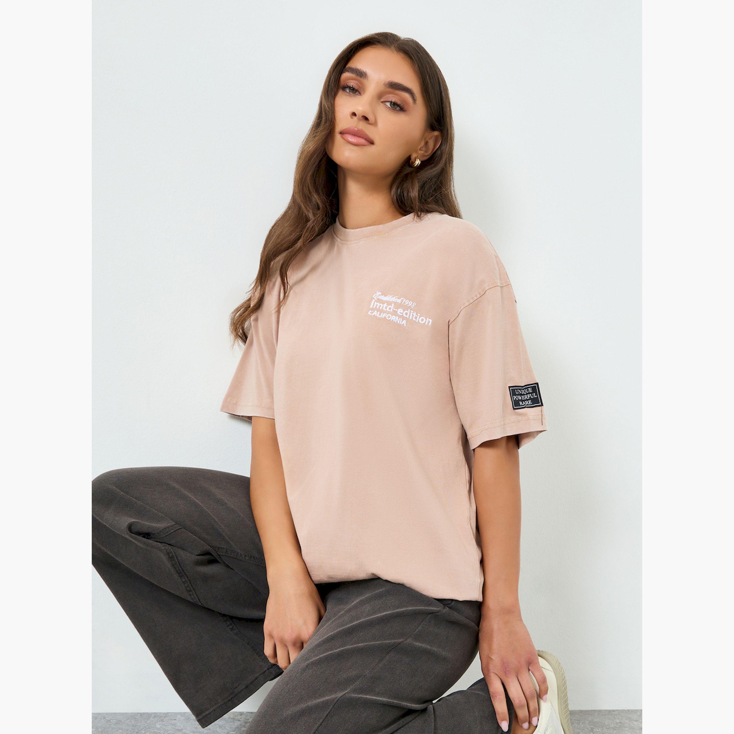 تيشيرت نسائي فضفاض يحمل شعاراً-women-clothing-tshirts-image-3