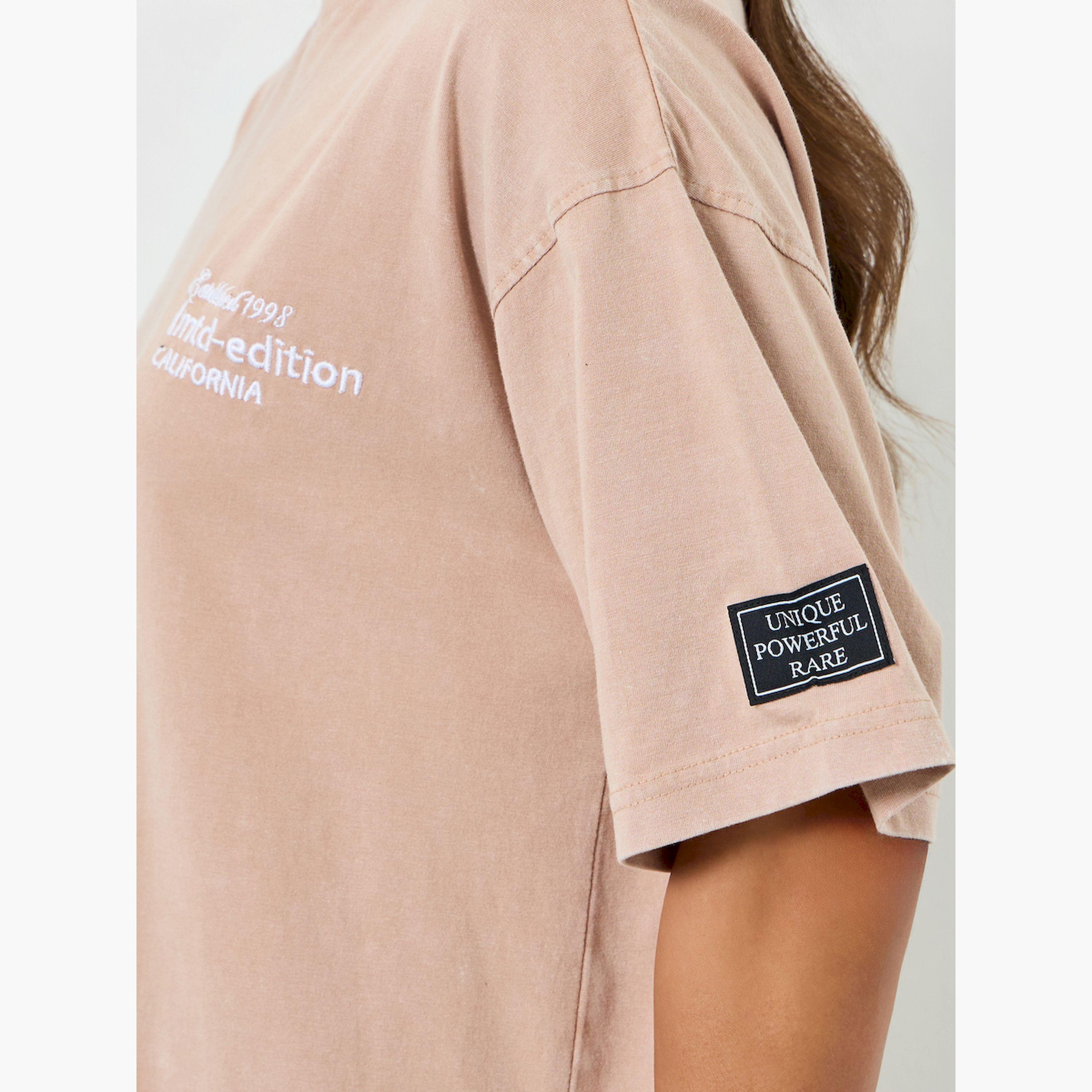 تيشيرت نسائي فضفاض يحمل شعاراً-women-clothing-tshirts-image-5
