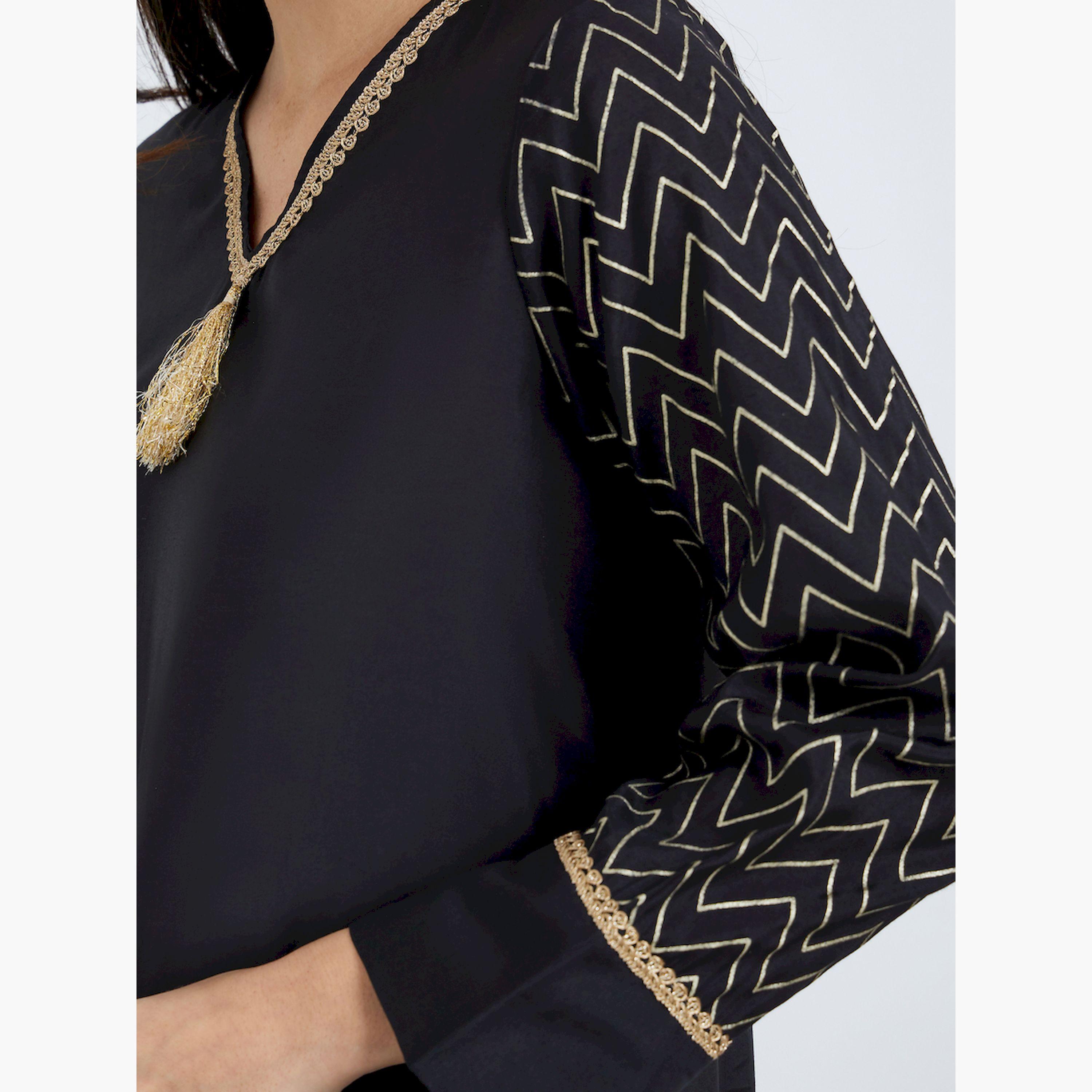 V جلابية سوداء بطبعة فويل وفتحة رقبة-women-arabicclothing-jalabiyas-image-5