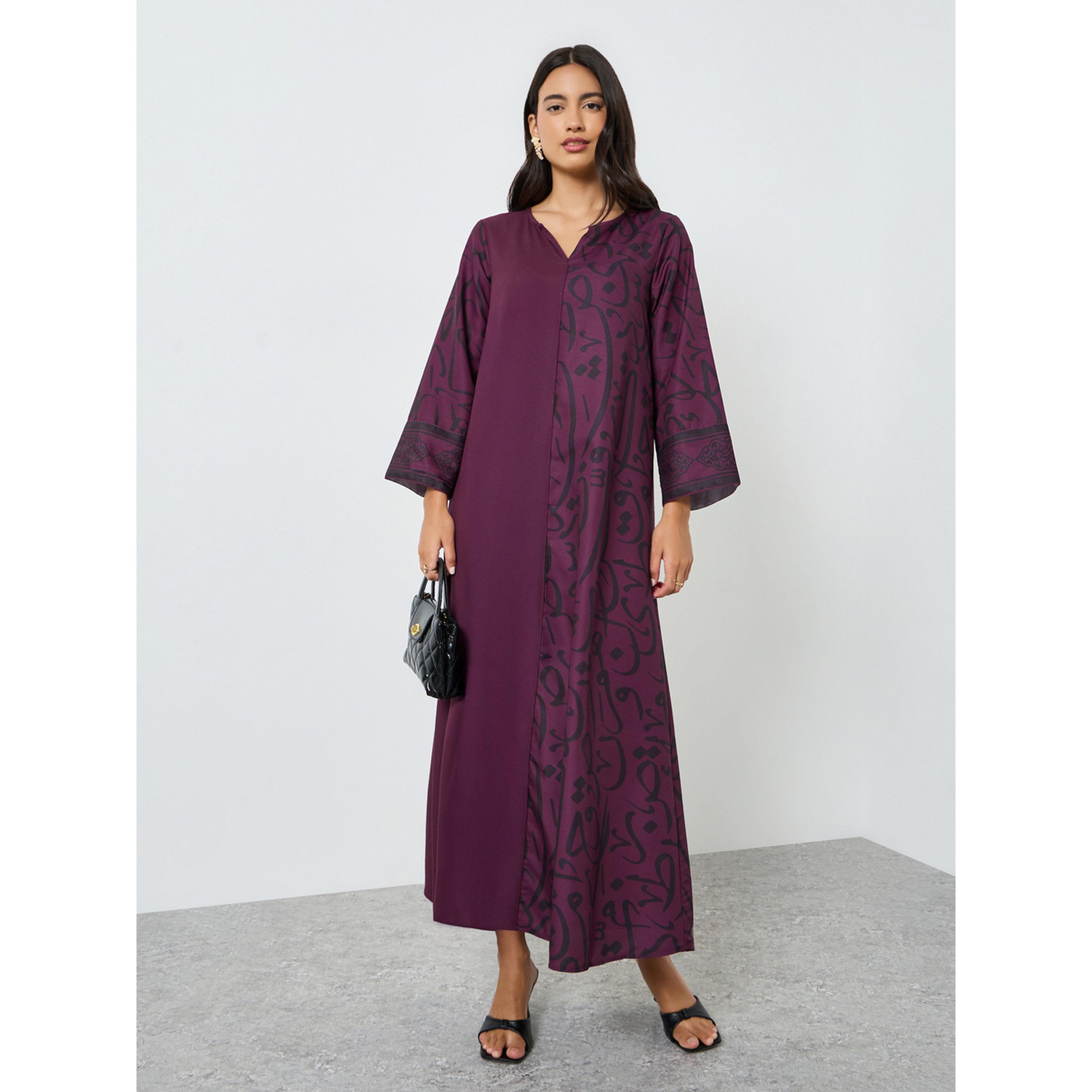ستايلي - جلابية لون برغندي بياقة مدببة وطبعة عربية-women-arabicclothing-jalabiyas-image-1