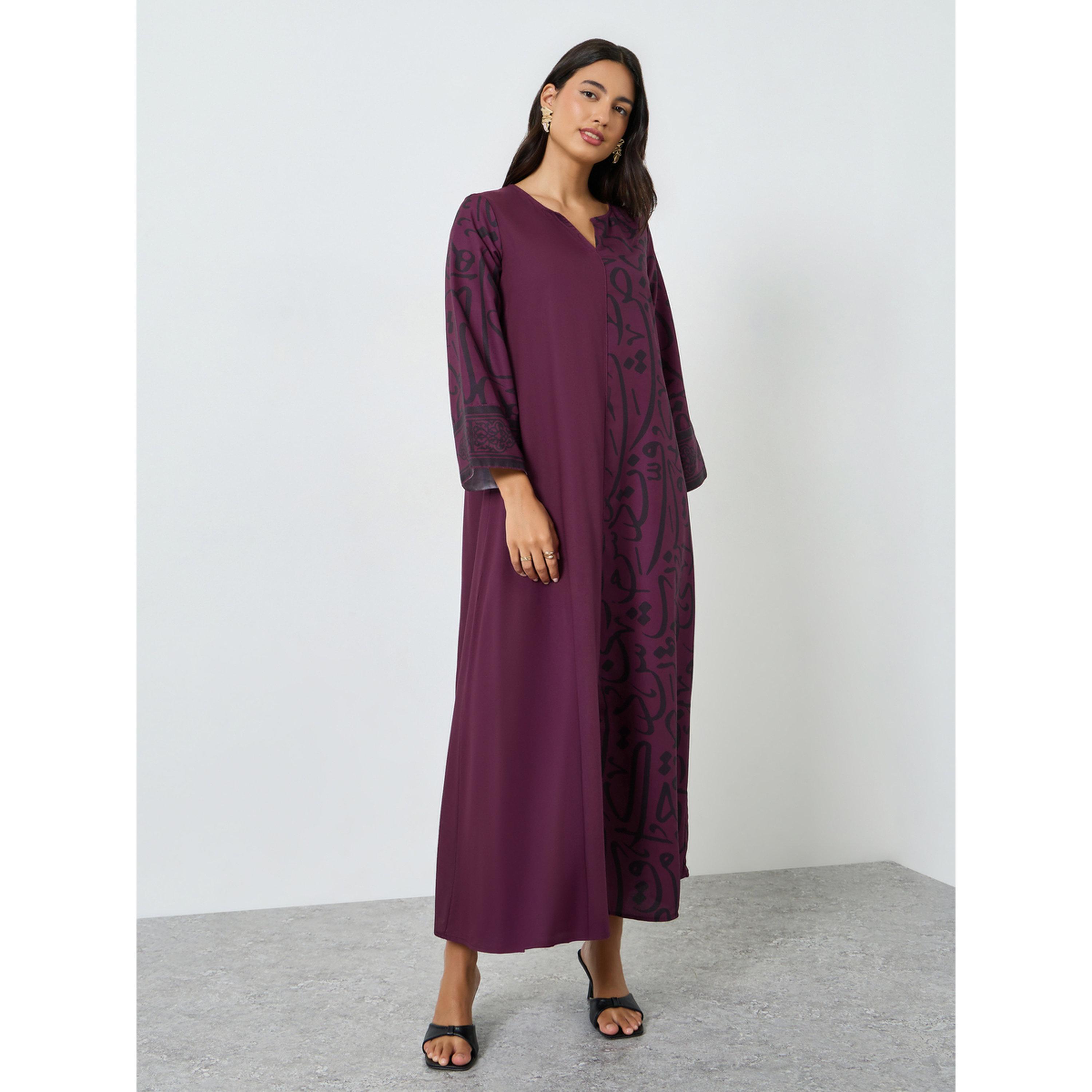 ستايلي - جلابية لون برغندي بياقة مدببة وطبعة عربية-women-arabicclothing-jalabiyas-image-3