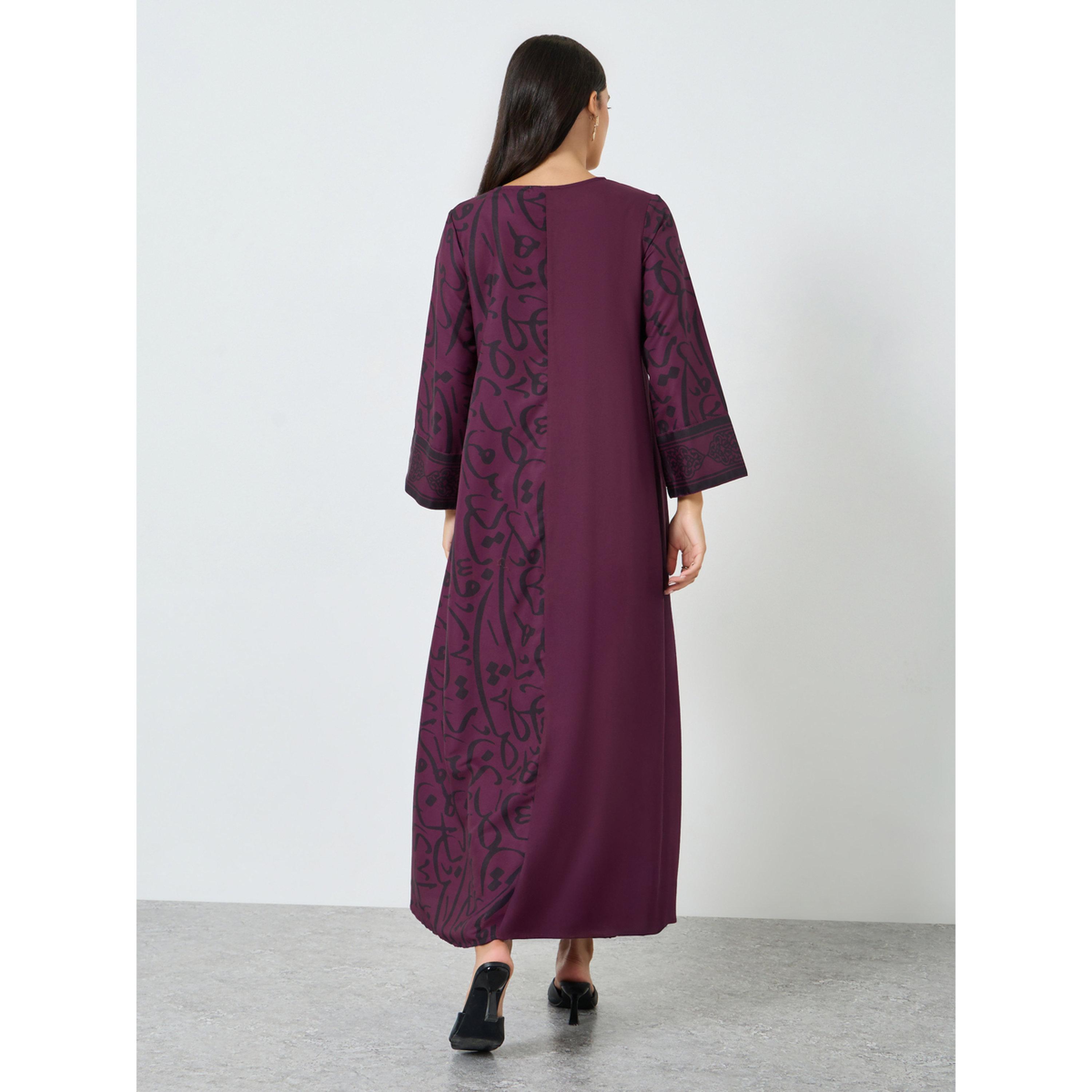 ستايلي - جلابية لون برغندي بياقة مدببة وطبعة عربية-women-arabicclothing-jalabiyas-image-4