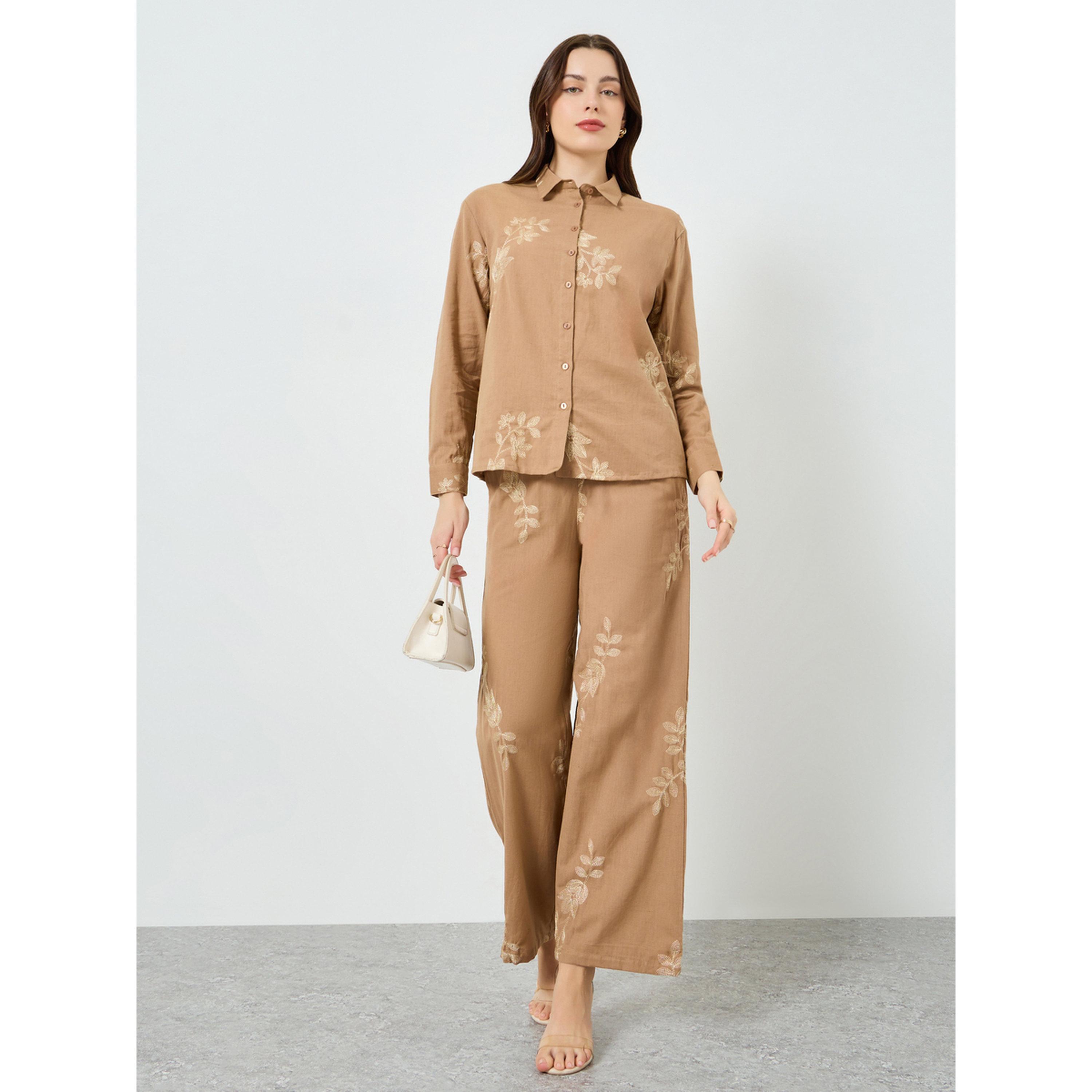 طقم منسق من بنطال وبلوزة بتفاصيل مُطرّزة-women-clothing-coordsets-image-1