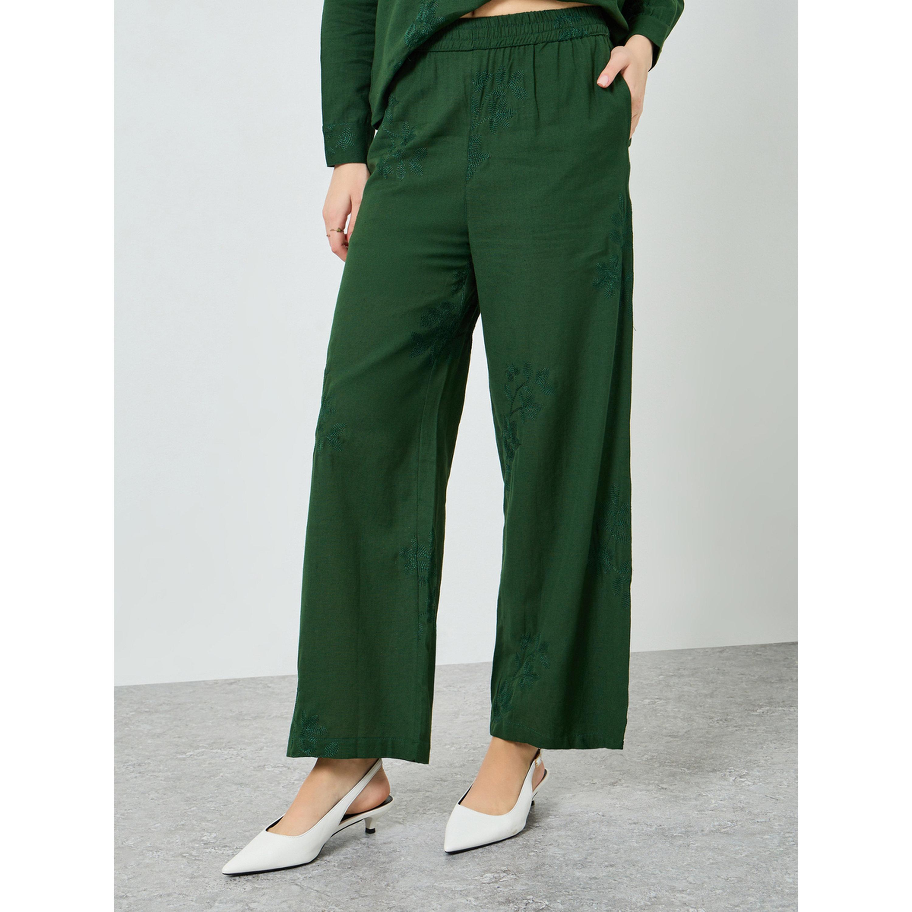 طقم منسق من بنطال وبلوزة بتفاصيل مُطرّزة-women-clothing-coordsets-image-4