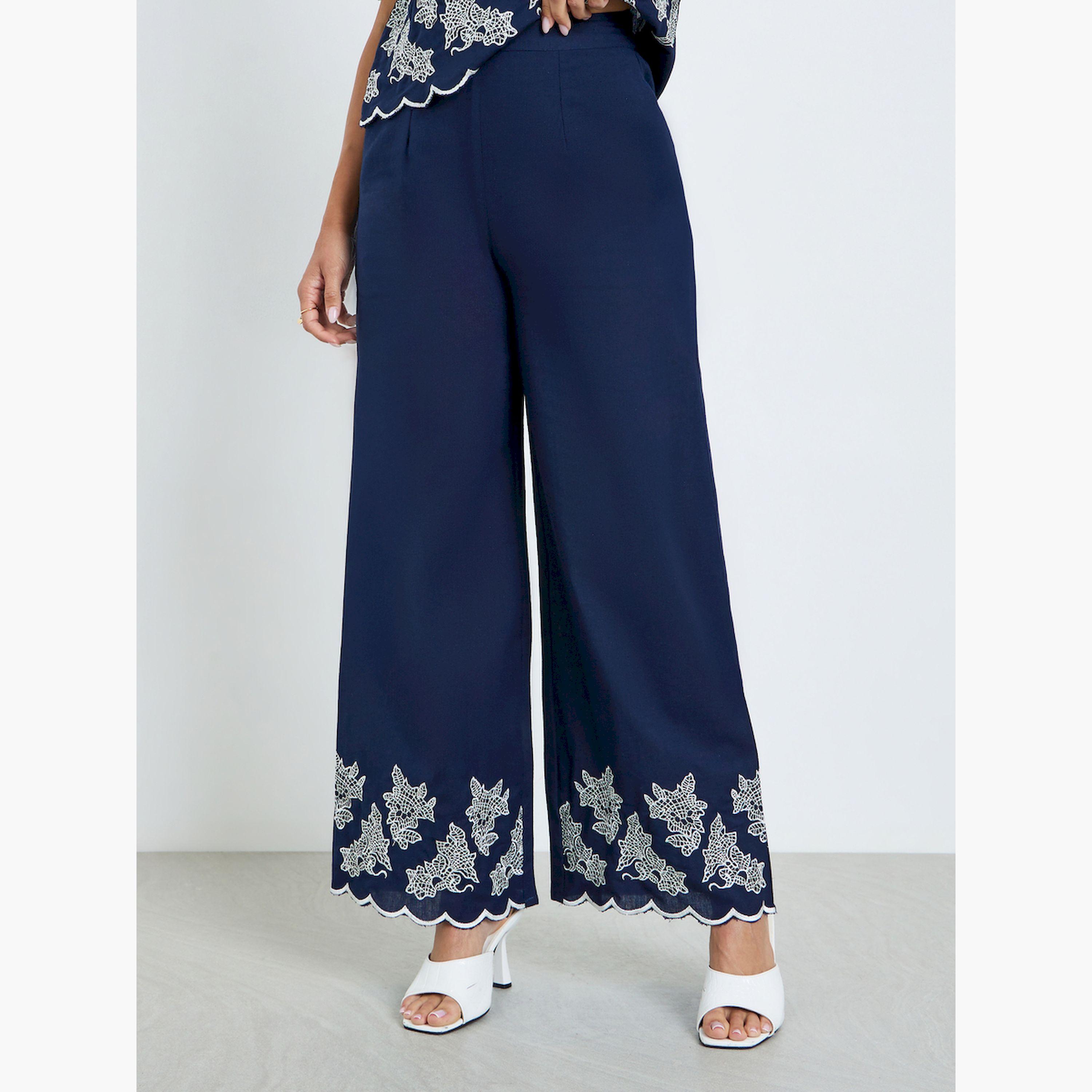 طقم منسق من بنطال وبلوزة بتفاصيل مُطرّزة-women-clothing-coordsets-image-5