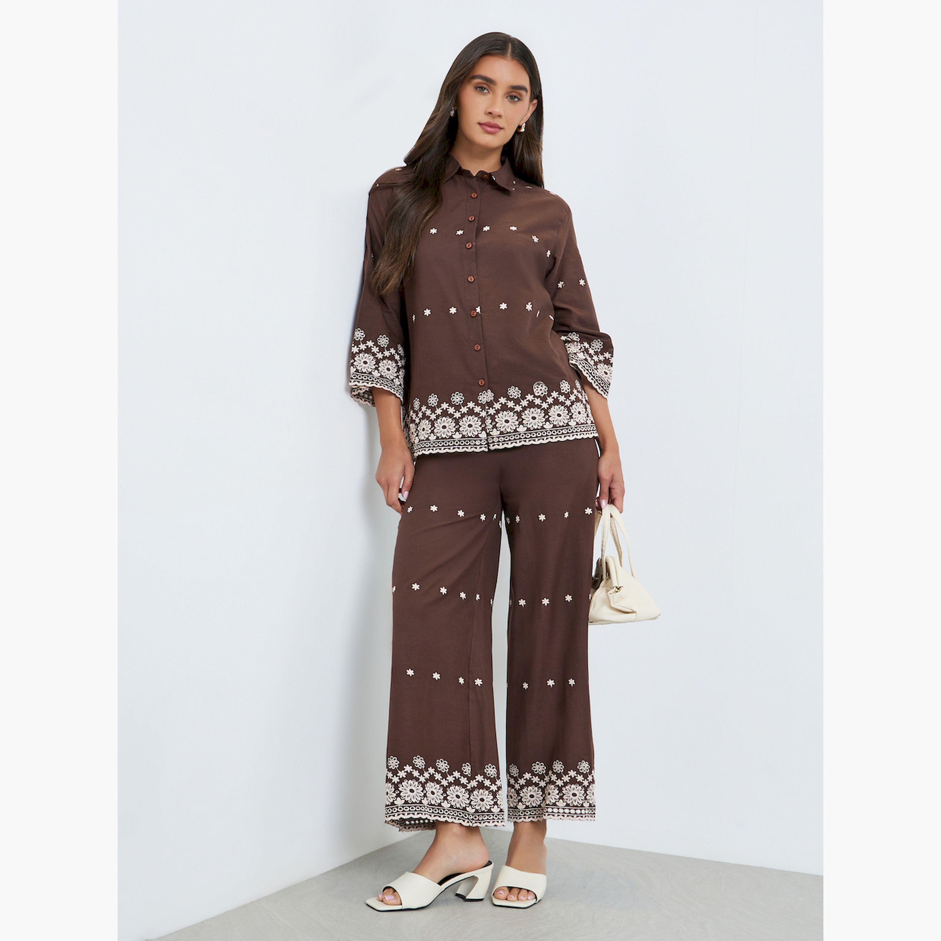 طقم منسق من بنطال وبلوزة بتفاصيل مُطرّزة-women-clothing-coordsets-image-1