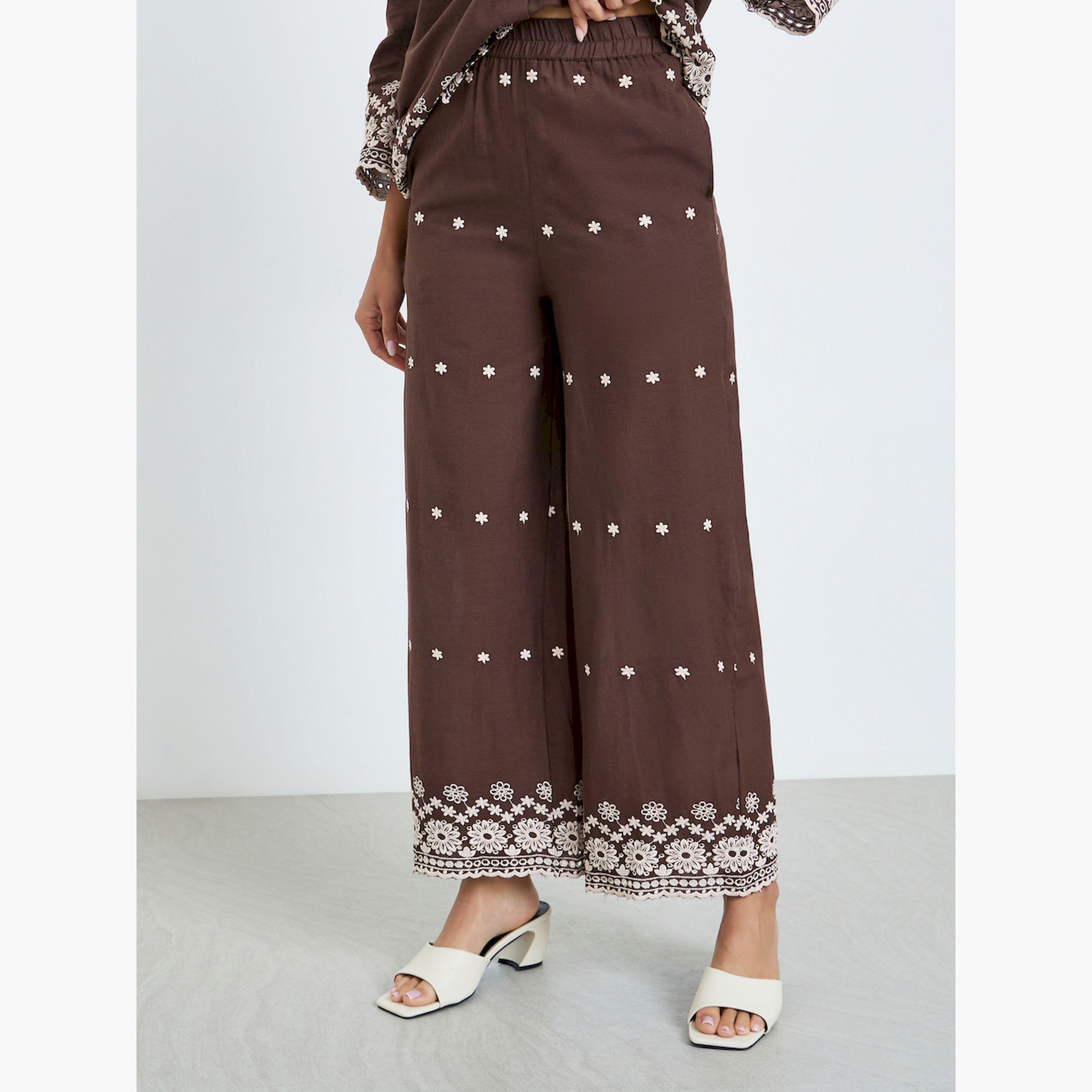 طقم منسق من بنطال وبلوزة بتفاصيل مُطرّزة-women-clothing-coordsets-image-4