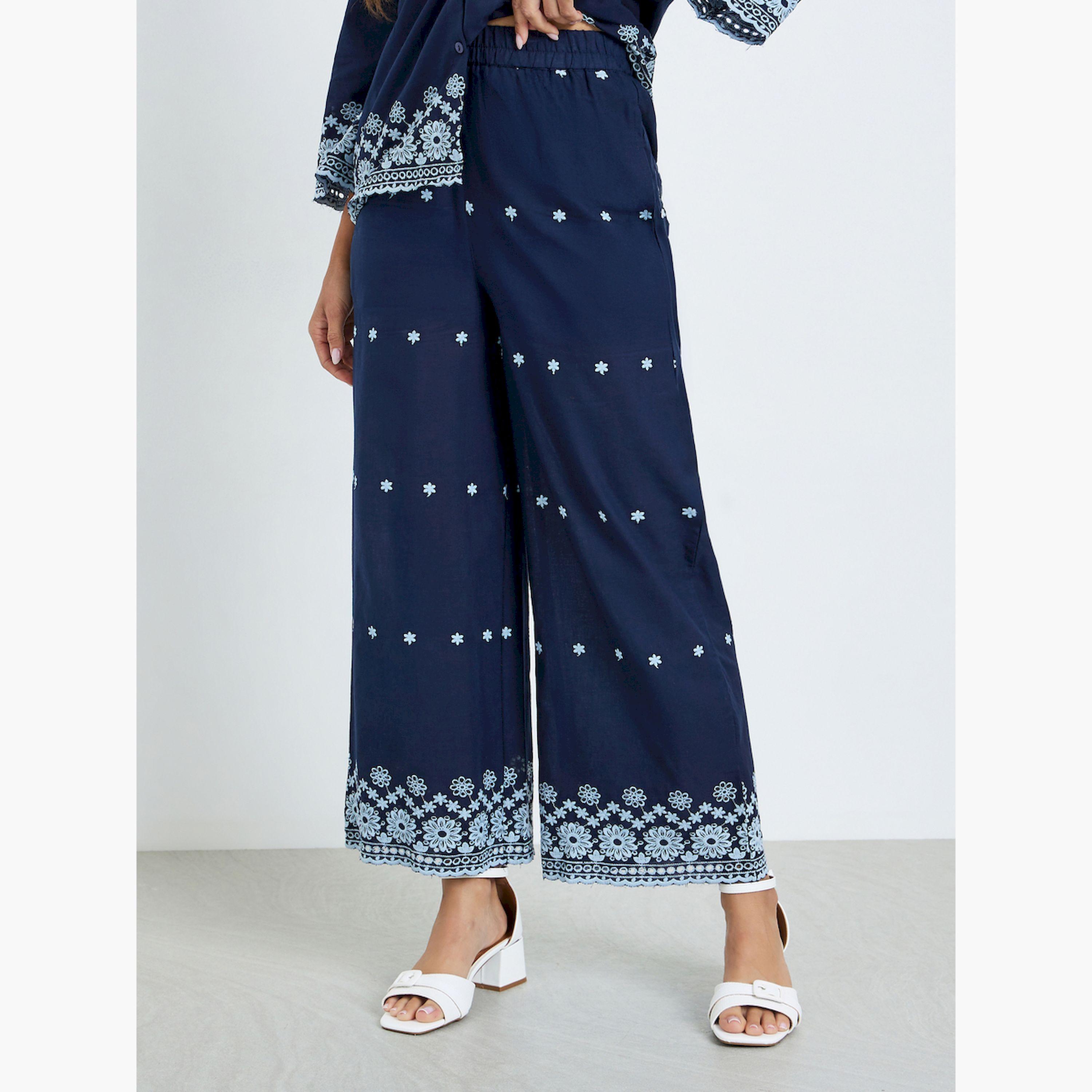 طقم منسق من بنطال وبلوزة بتفاصيل مُطرّزة-women-clothing-coordsets-image-5