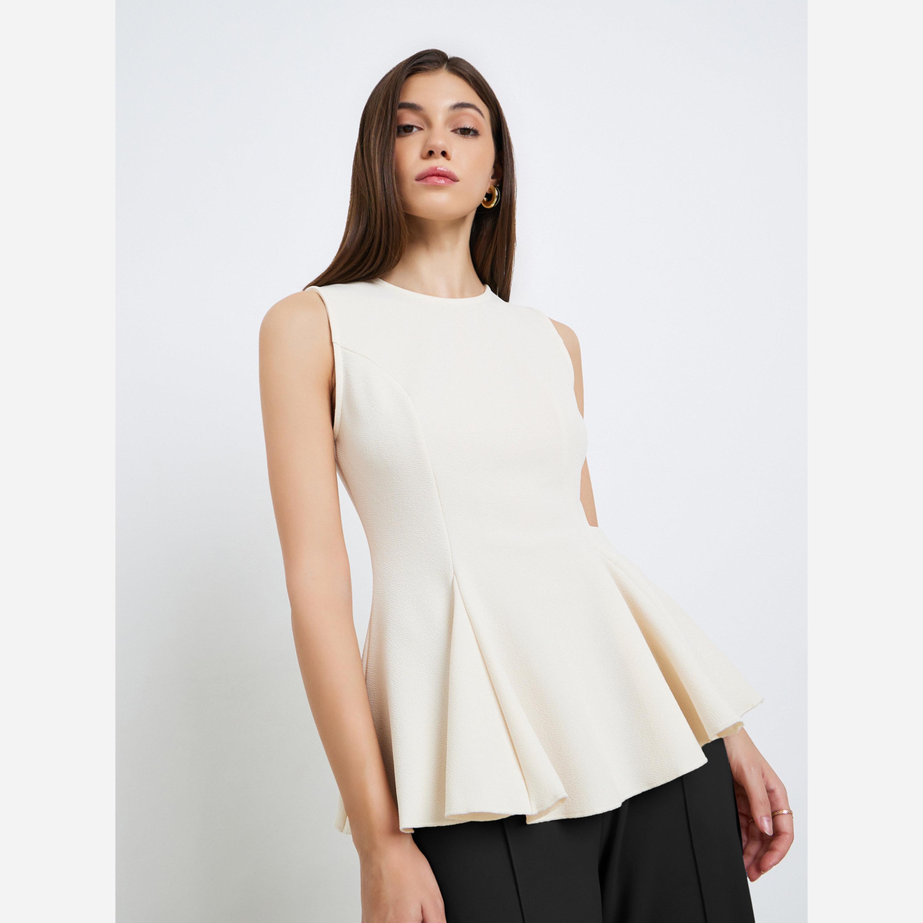 ستايلي - بلوزة للنساء لون كريمي بدون أكمام قماش التريكو تصميم بيبلوم-women-clothing-shirtsandblouses-blouses-image-1