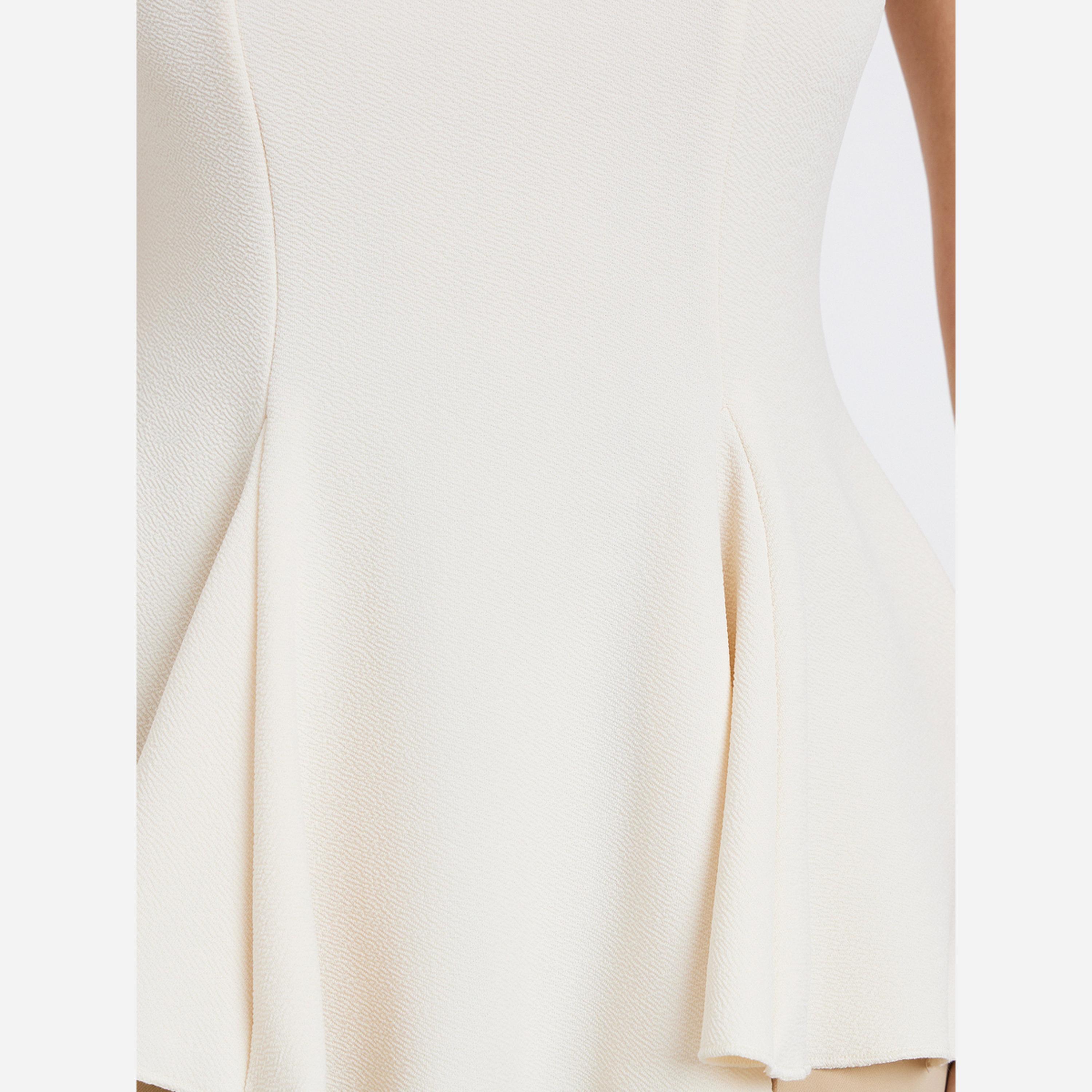 ستايلي - بلوزة للنساء لون كريمي بدون أكمام قماش التريكو تصميم بيبلوم-women-clothing-shirtsandblouses-blouses-image-4