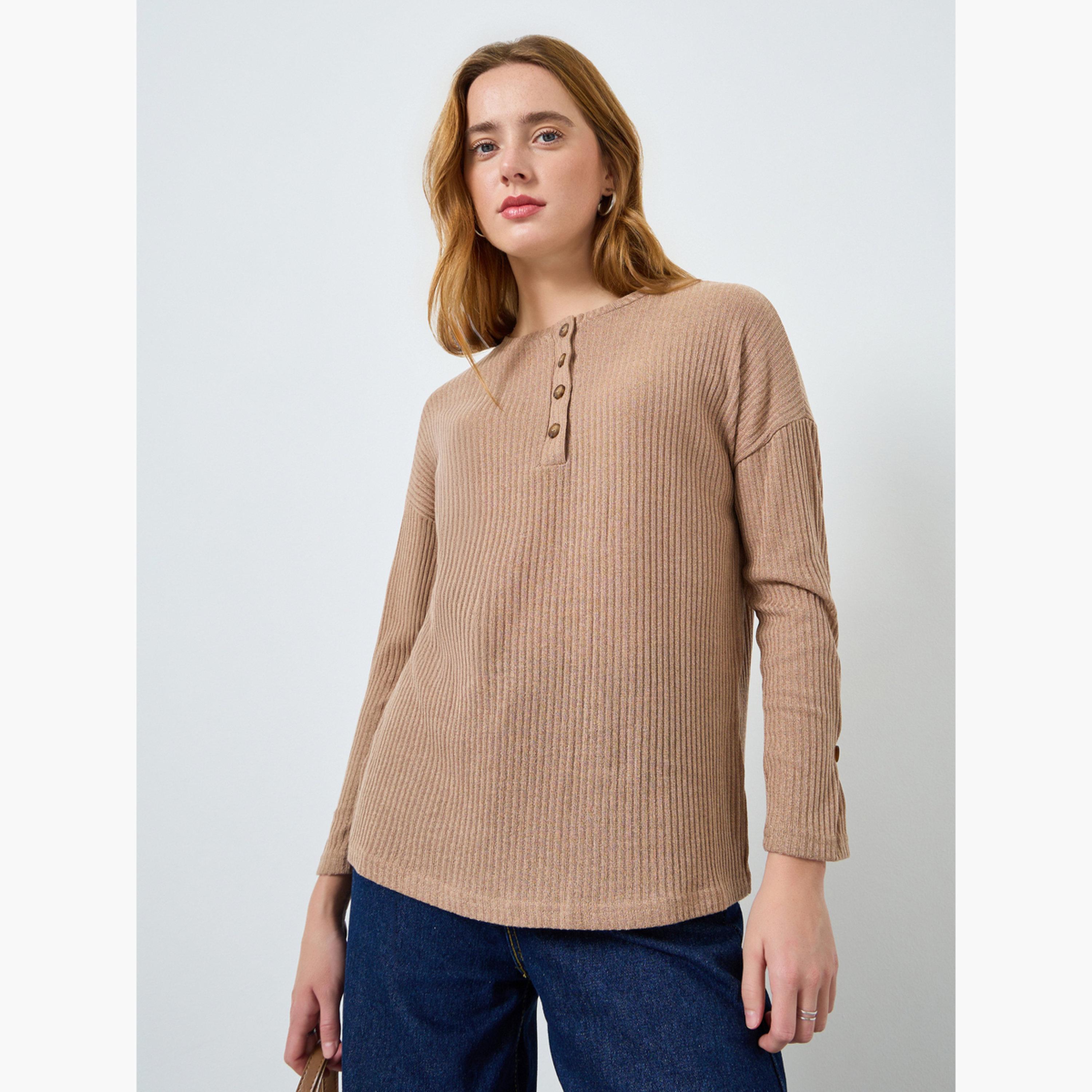 بلوزة محبوكة مضلعة بتفاصيل أزرار-women-clothing-tshirts-image-1