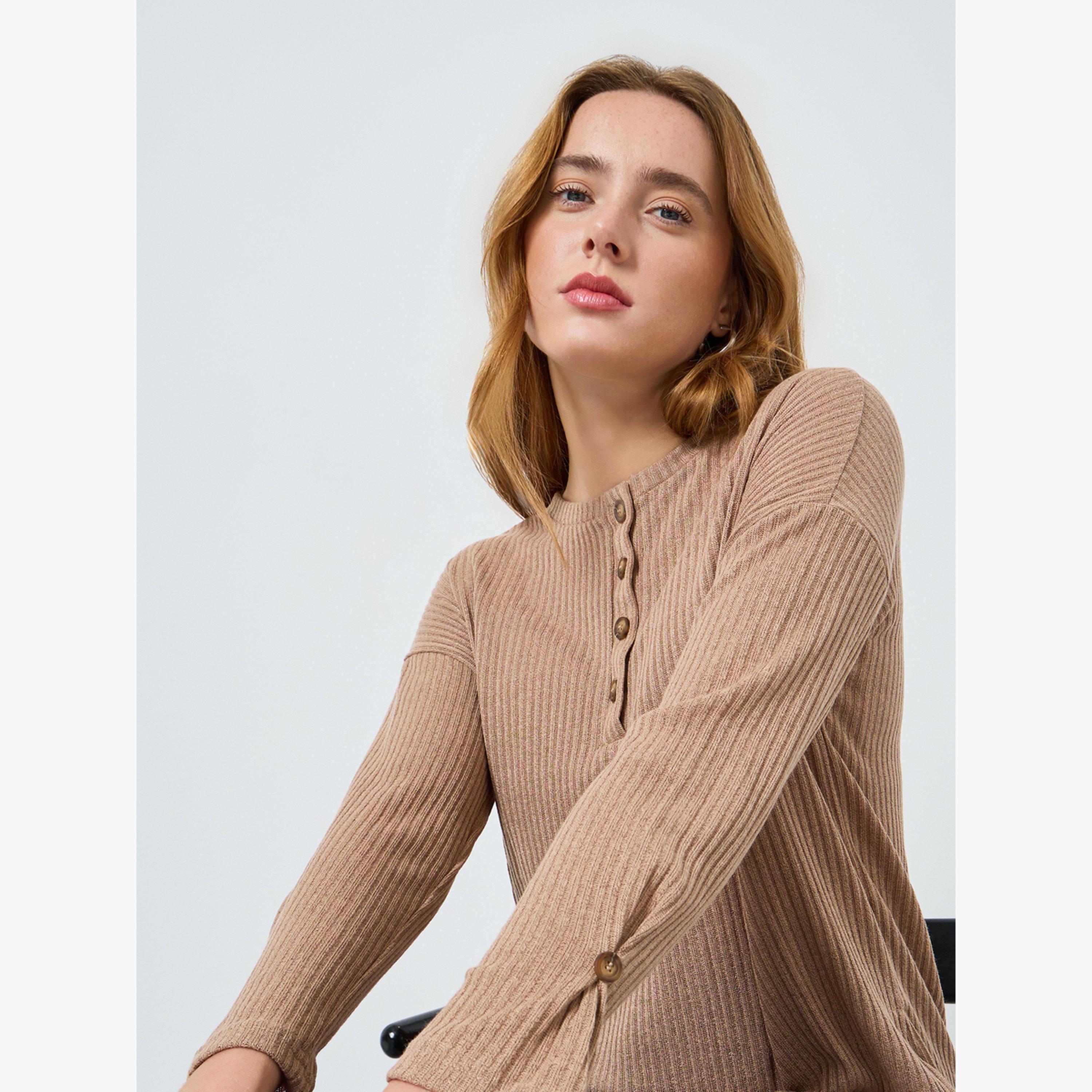 بلوزة محبوكة مضلعة بتفاصيل أزرار-women-clothing-tshirts-image-3