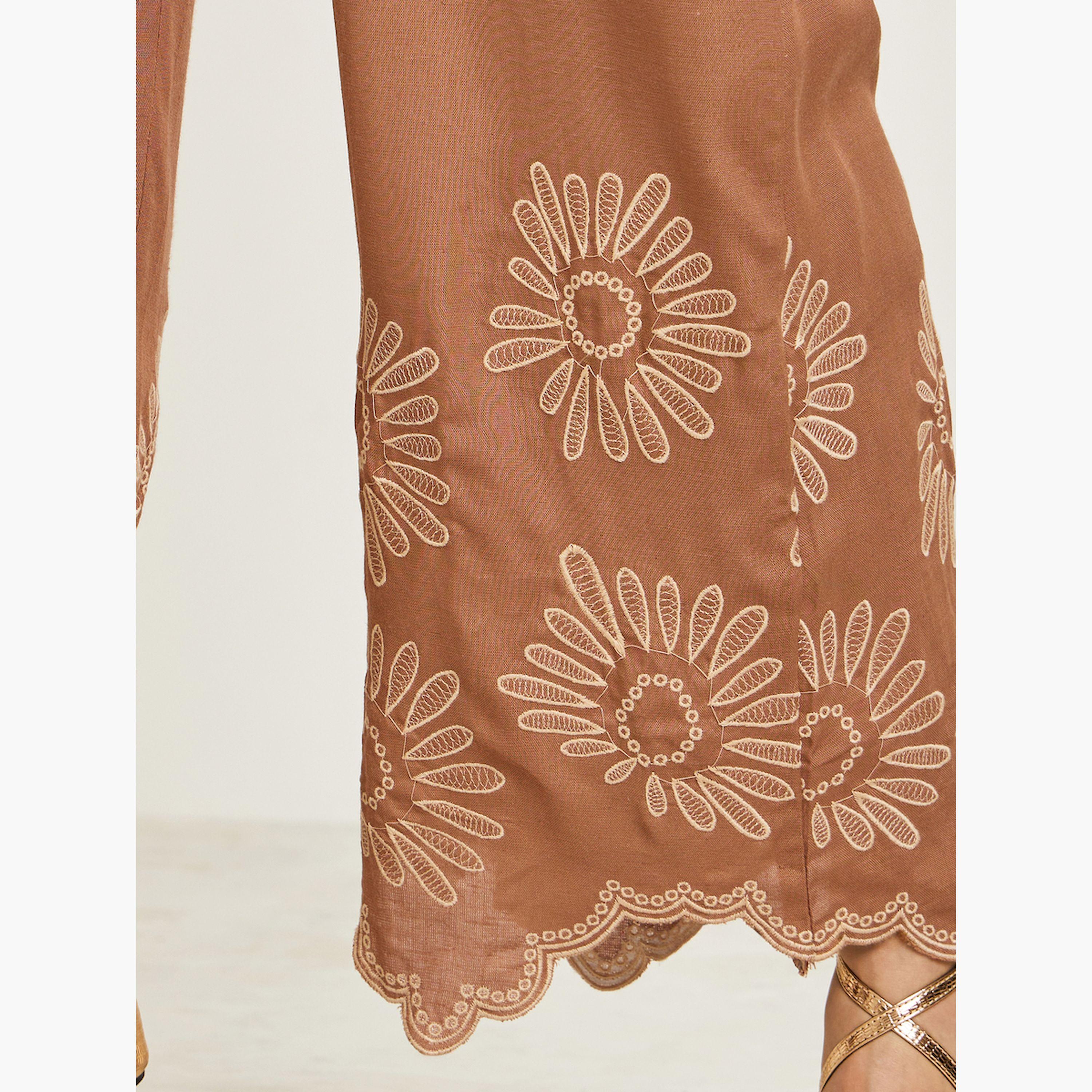 بنطال بأرجل واسعة وتفاصيل مُطرّزة-women-clothing-bottoms-trousers-image-3