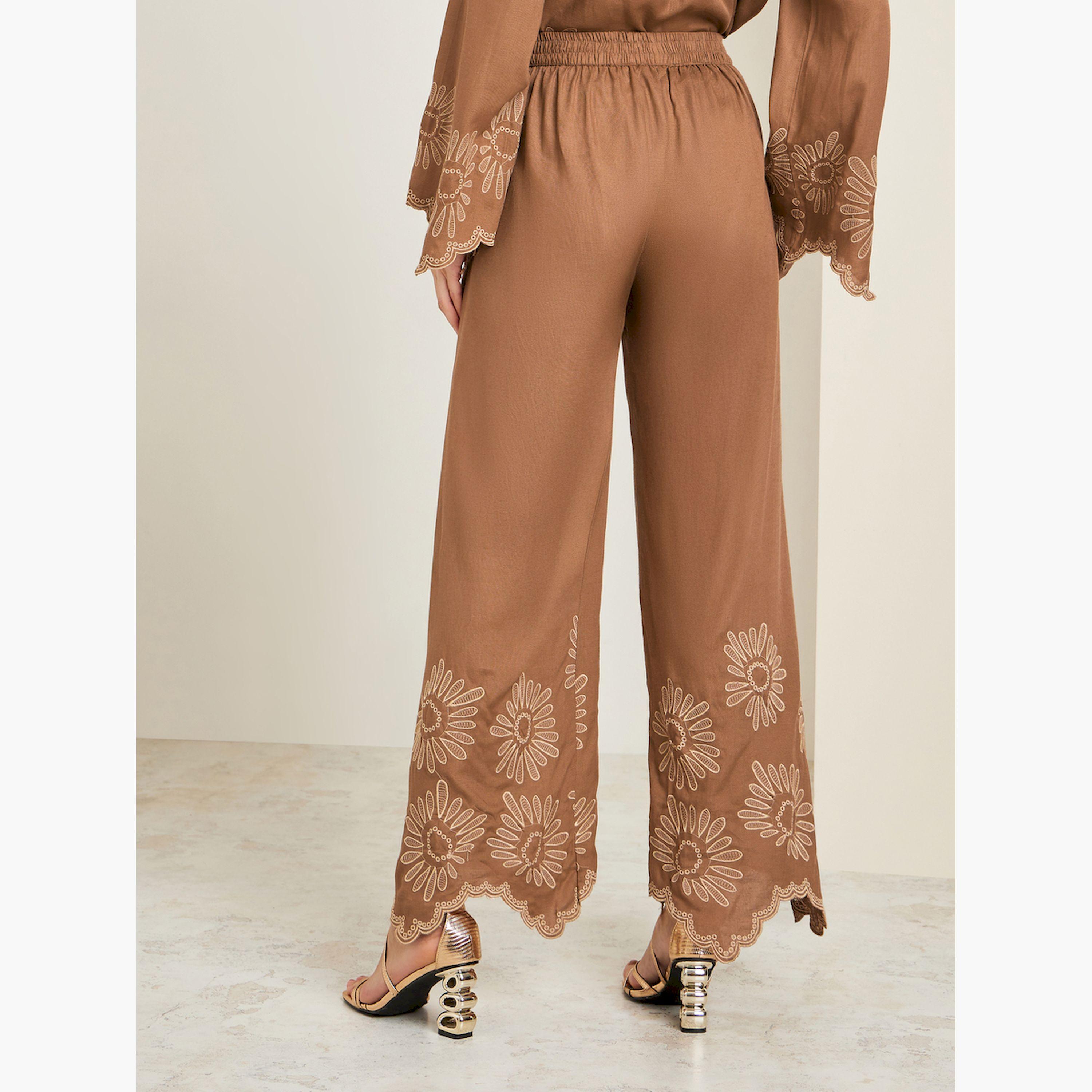 بنطال بأرجل واسعة وتفاصيل مُطرّزة-women-clothing-bottoms-trousers-image-4