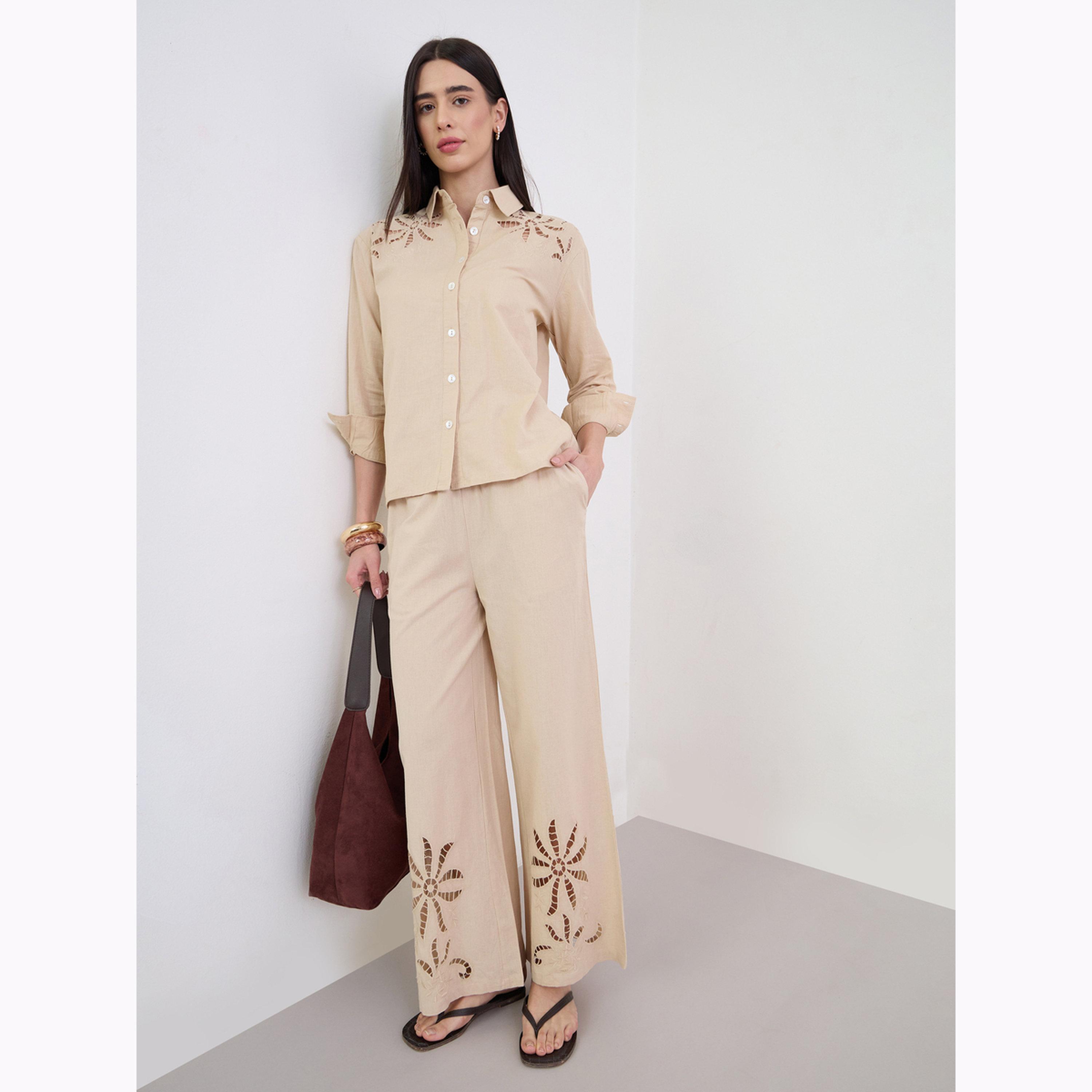 بنطال بأرجل واسعة وتفاصيل شيفلي لون بيج-women-clothing-bottoms-joggers-image-2