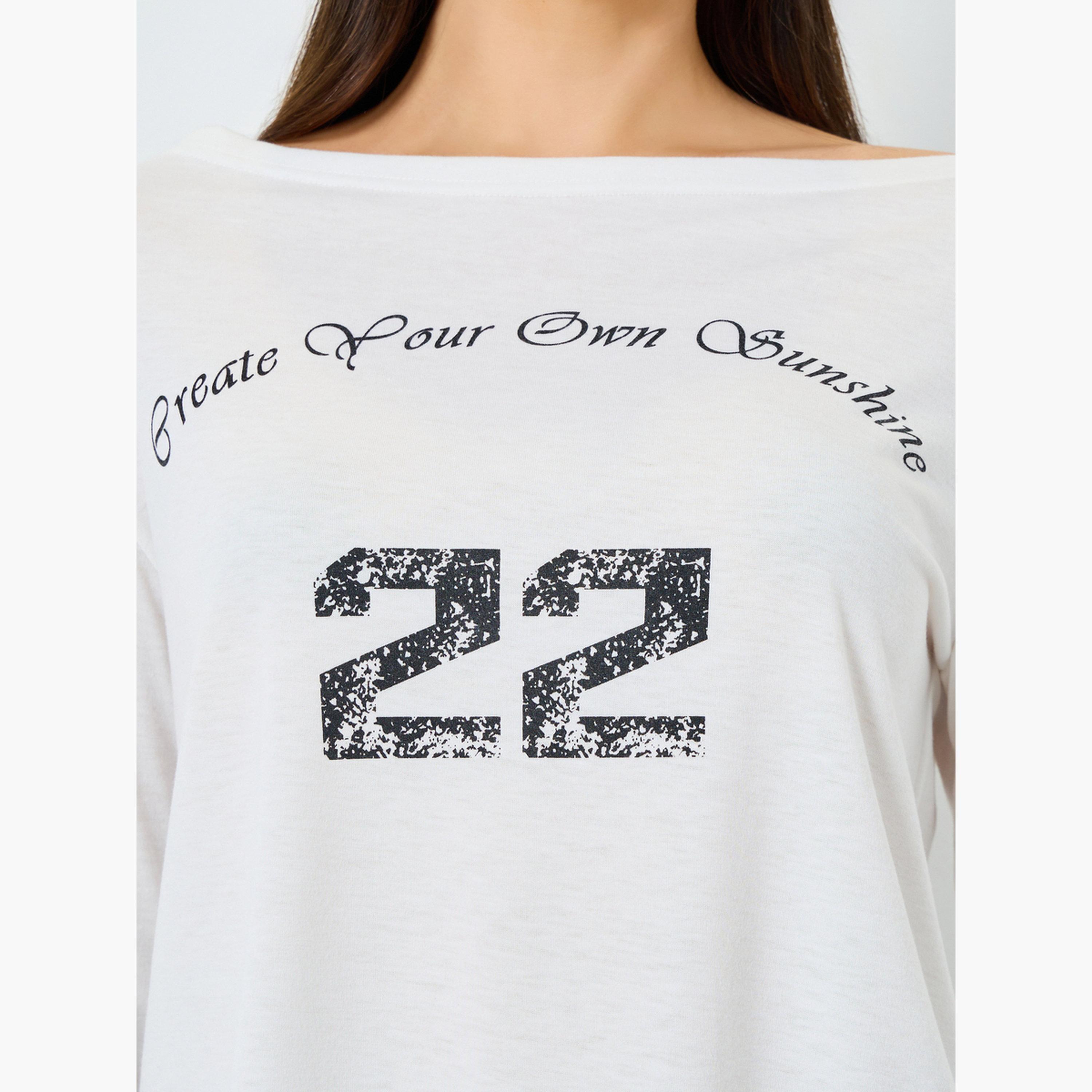 ستايلي - تي شيرت أبيض بأكمام طويلة وشعار مطبوع-women-clothing-tshirts-image-4