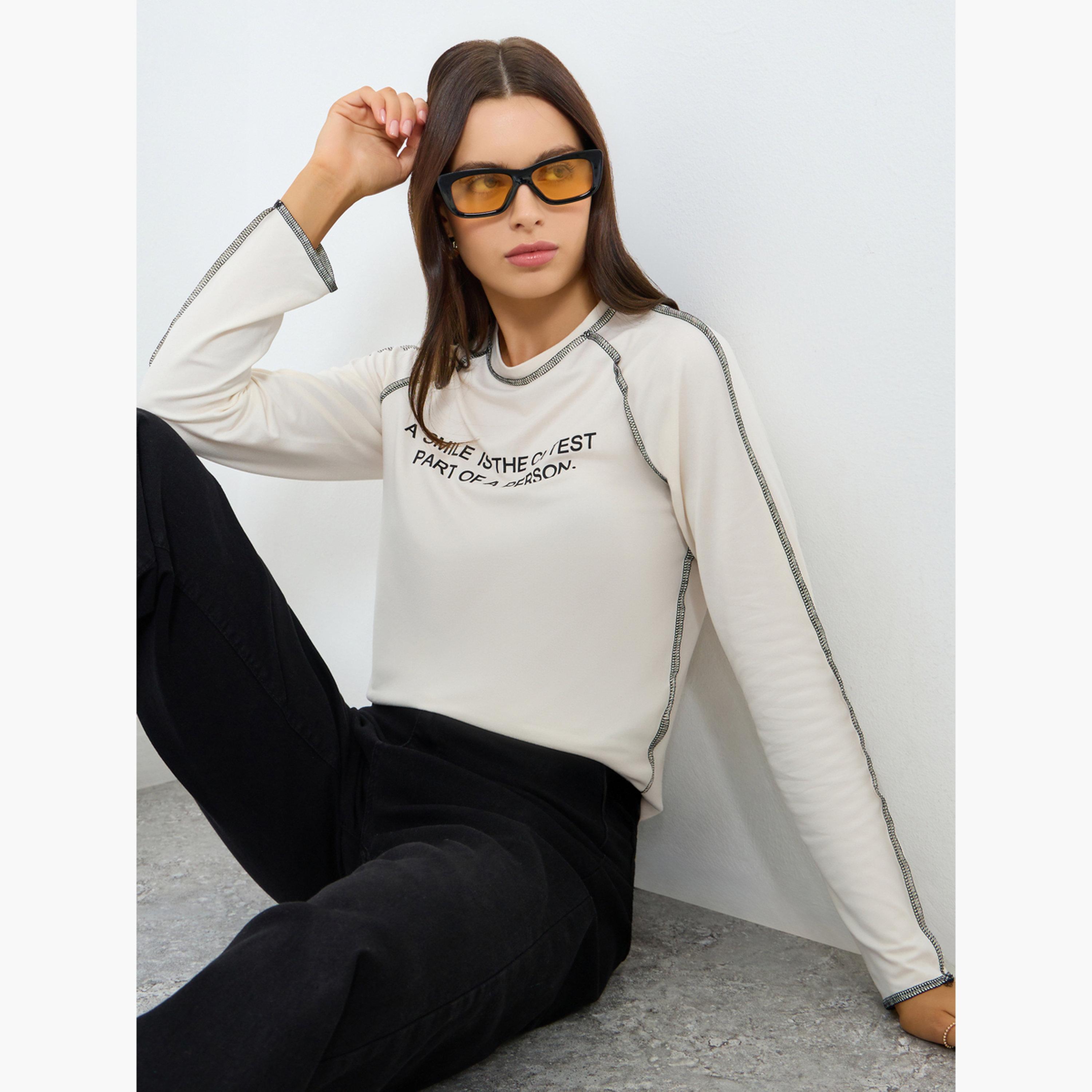 ستايلي - يشيرت بيج بأكمام طويلة وشعار مع تصميم مخيط بعناية-women-clothing-tshirts-image-3
