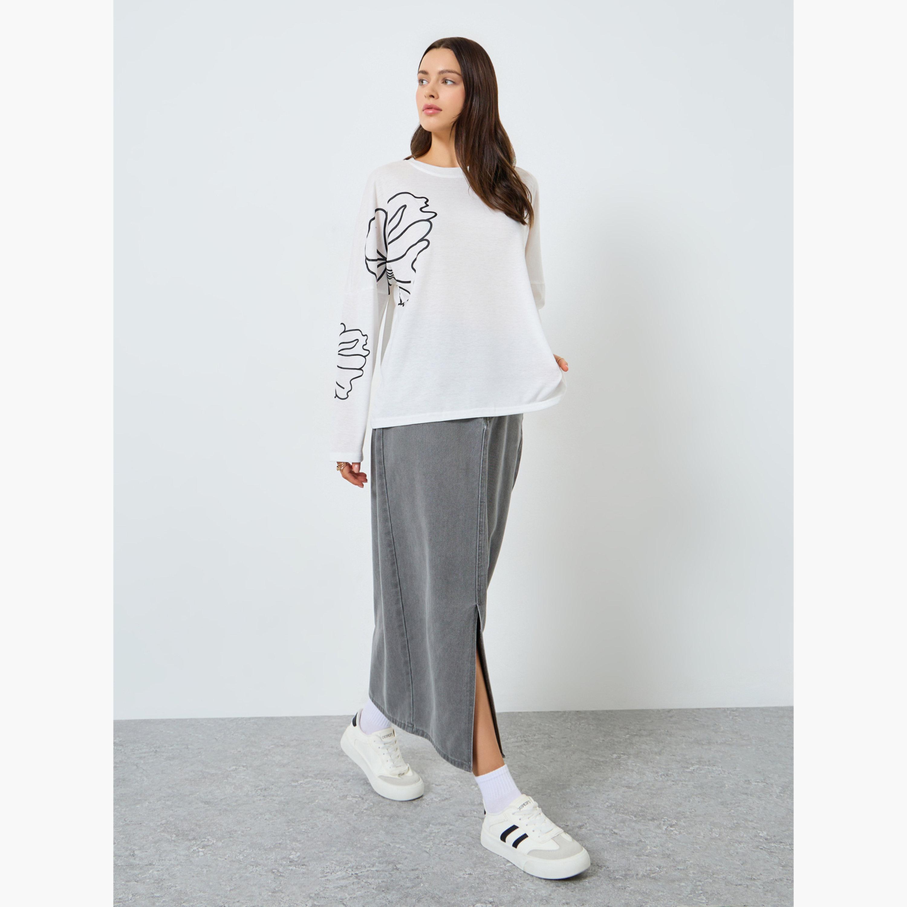 ستايلي - تي شيرت أبيض بأكمام طويلة مزين برسومات زهور-women-clothing-tshirts-image-2