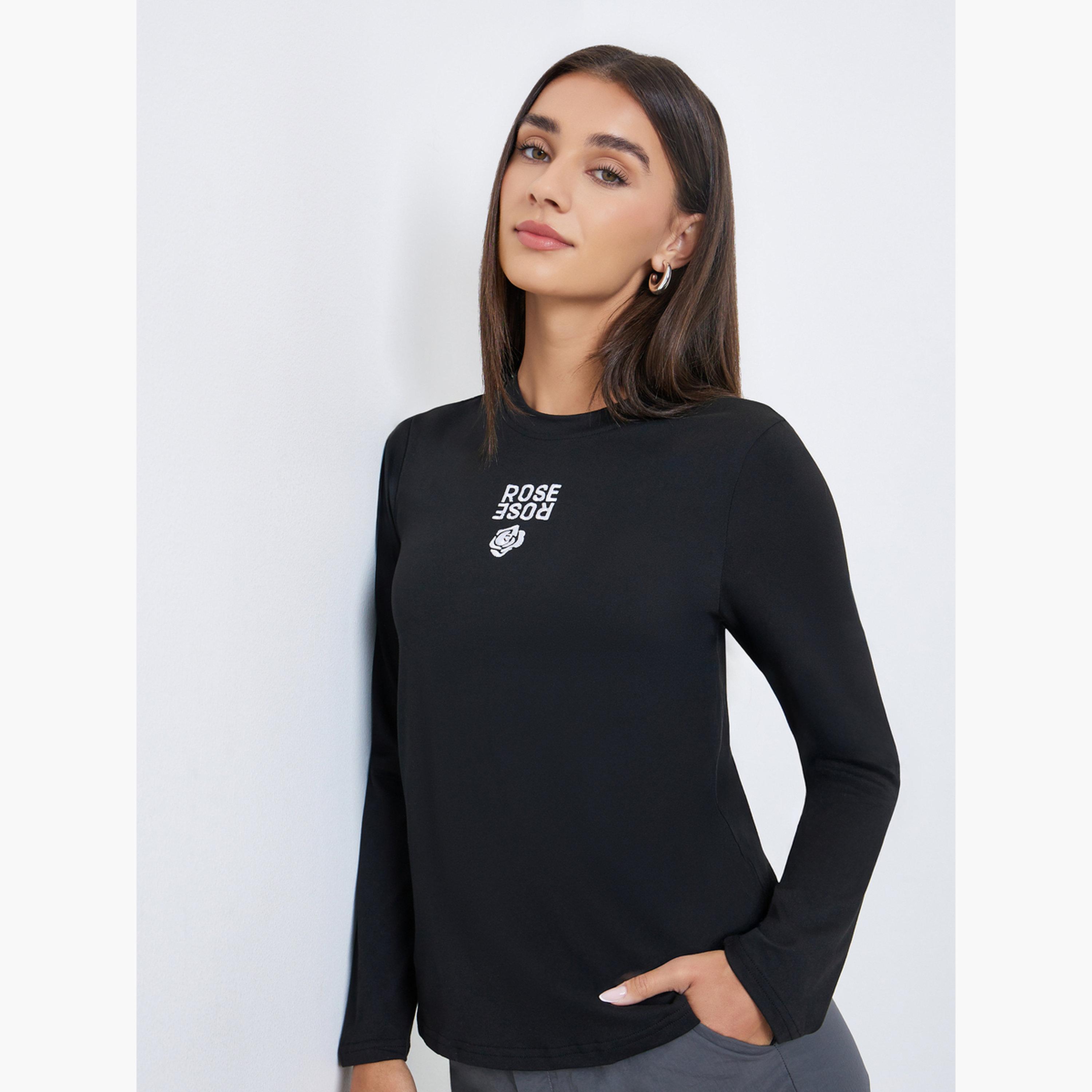 ستايلي - تي شيرت بأكمام طويلة مطرز بزهرة سوداء-women-clothing-tshirts-image-3