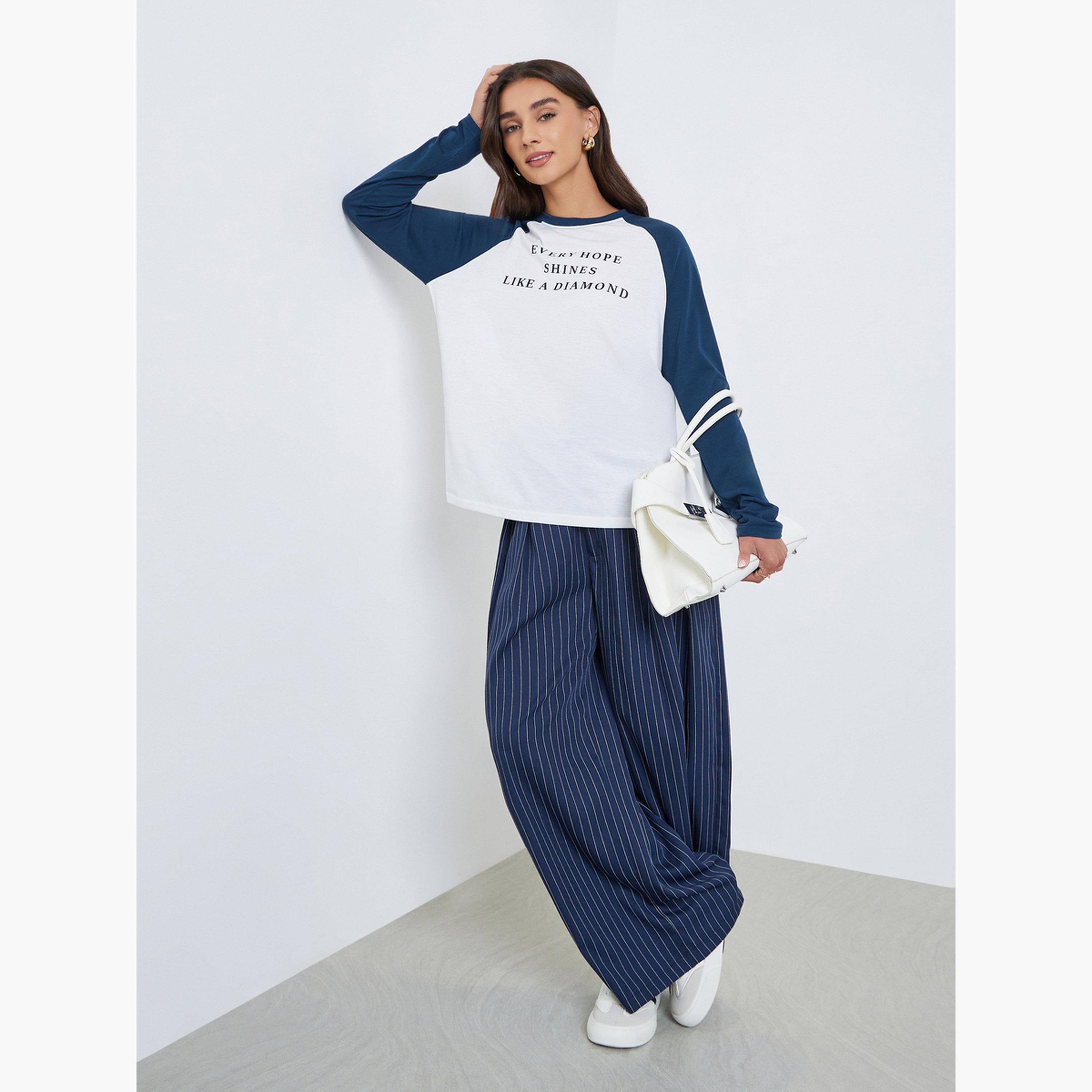 ستايلي - تي شيرت بأكمام راجلان وطبعة شعار-women-clothing-tshirts-image-2