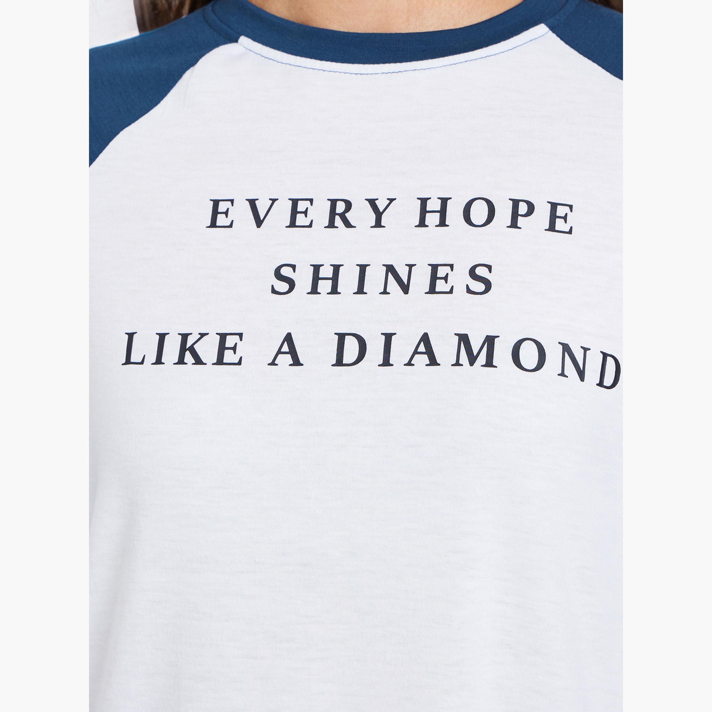 ستايلي - تي شيرت بأكمام راجلان وطبعة شعار-women-clothing-tshirts-image-3