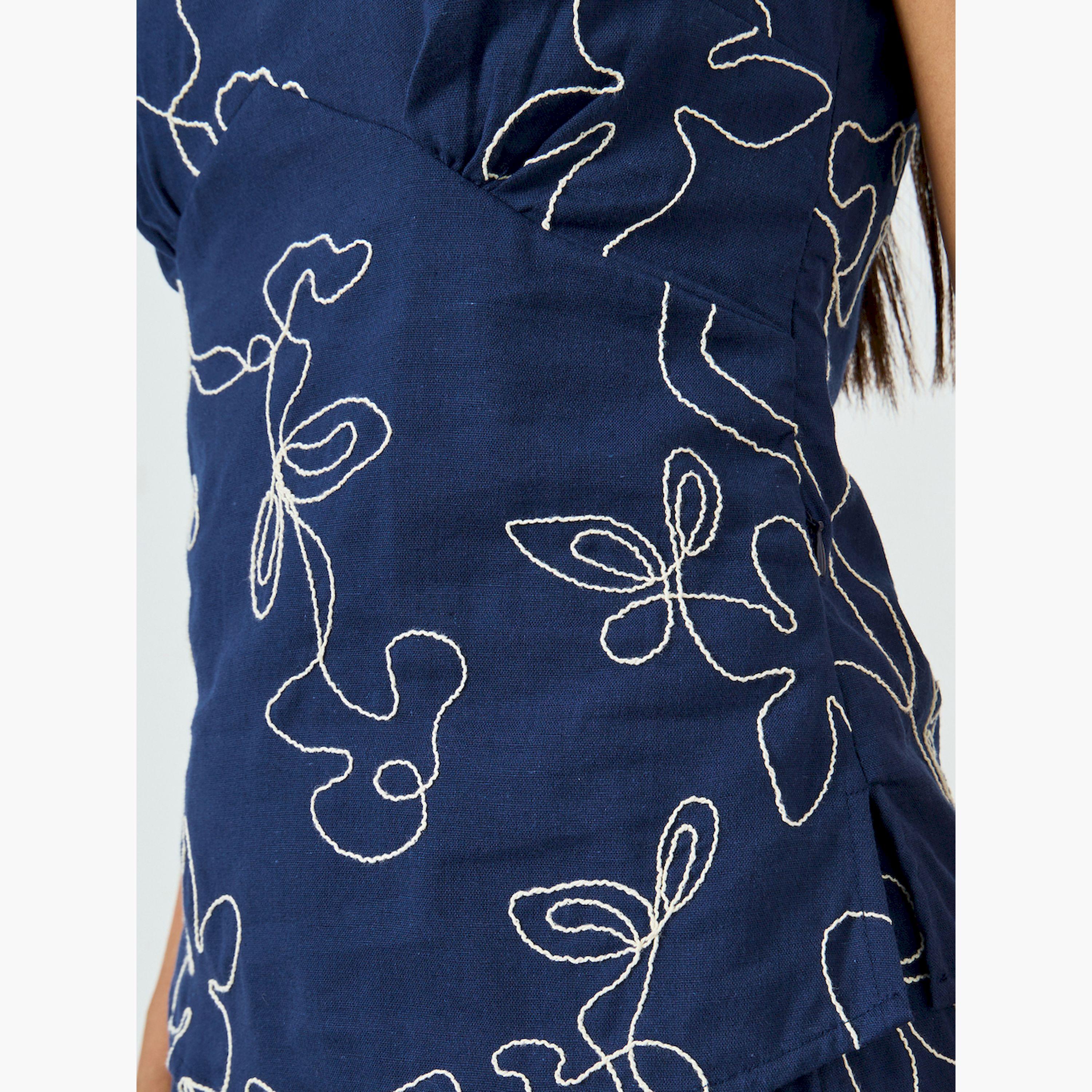 بلوزة مطرزة بياقة V-women-clothing-shirtsandblouses-blouses-image-5