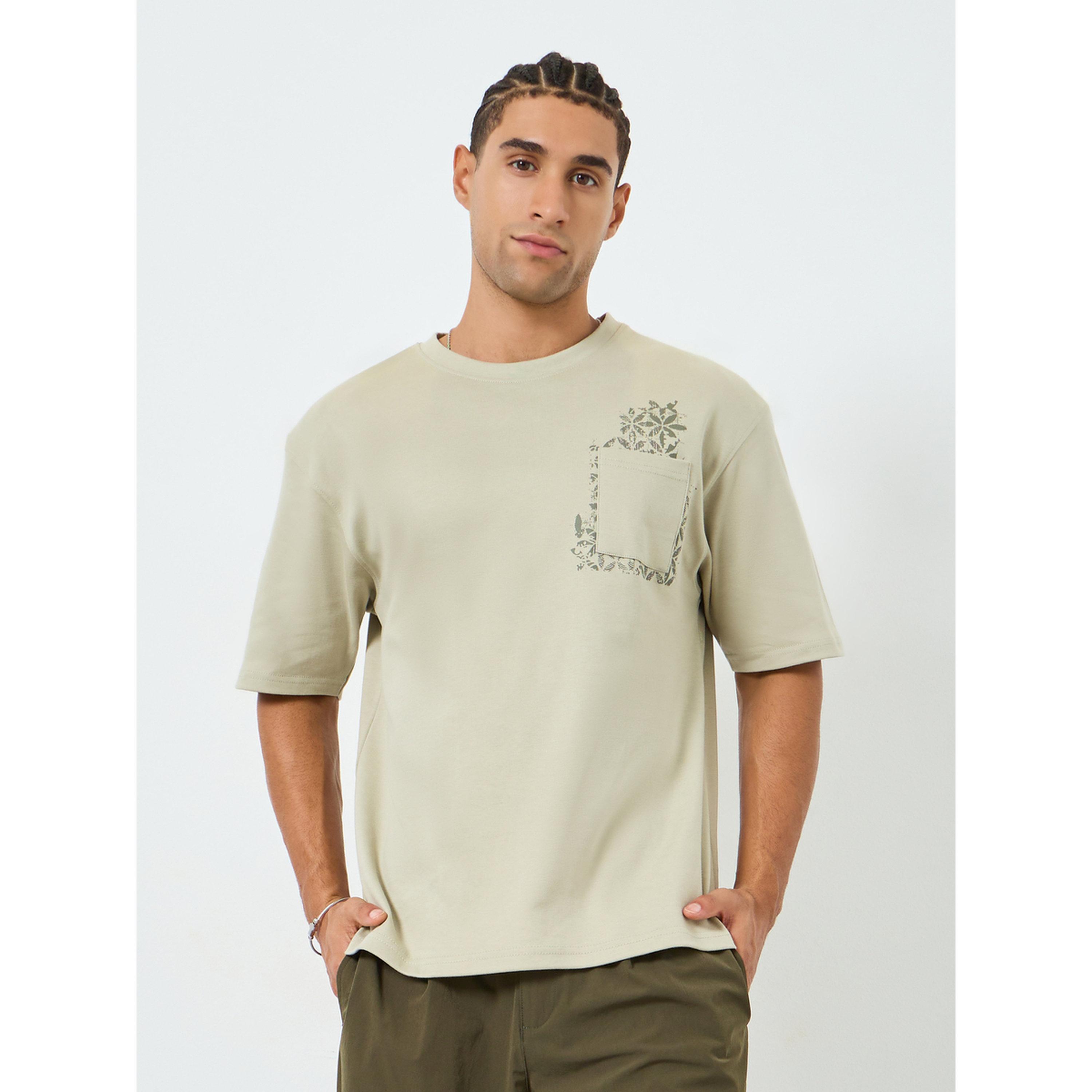 تيشيرت واسع بطبعة جرافيك وجيب-men-clothing-tshirtsandpolos-tshirts-image-1