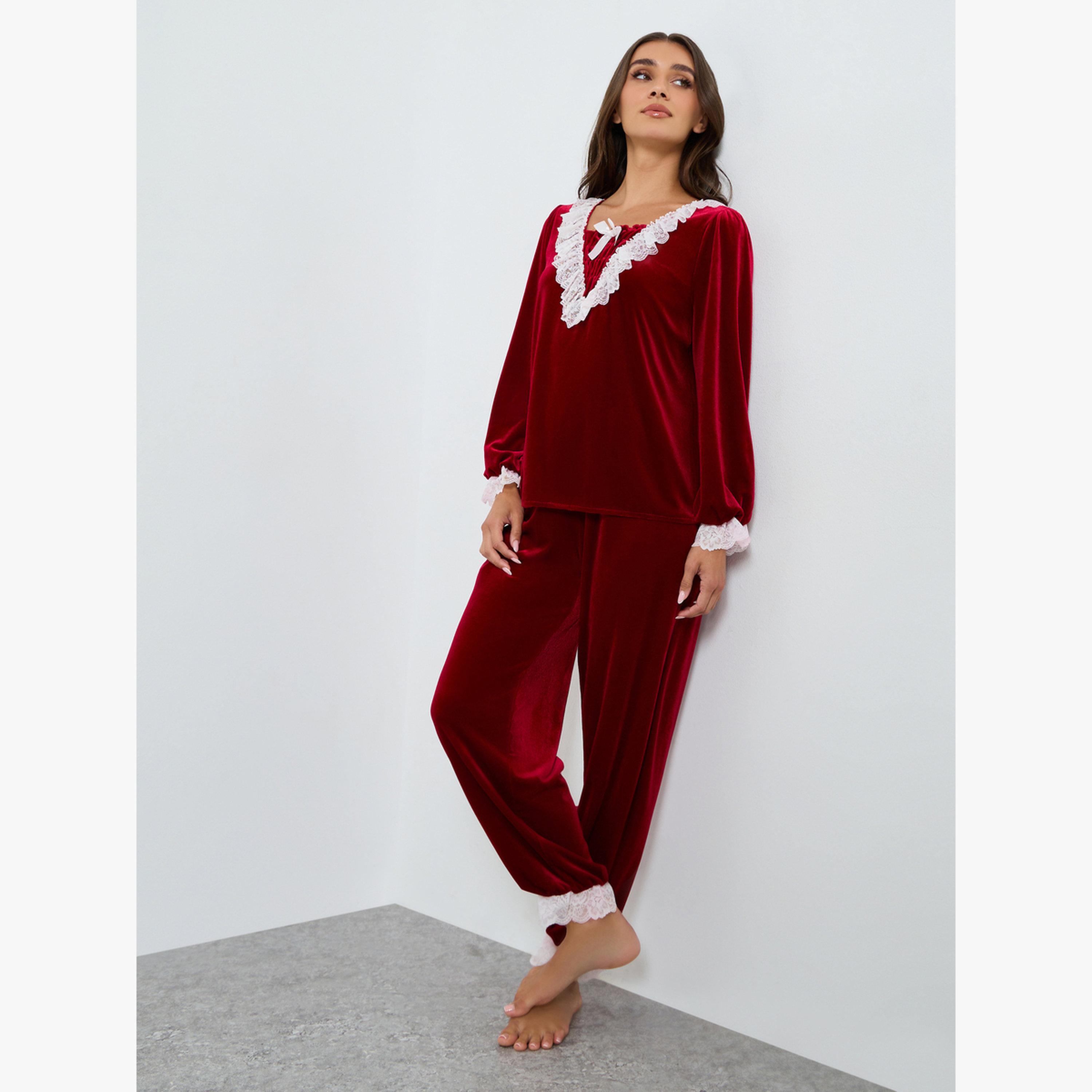 طقماما من بلوزة بحواف دانتيل بمظهر المخمل وبنطال-women-clothing-nightwear-pyjamas-longsets-image-1