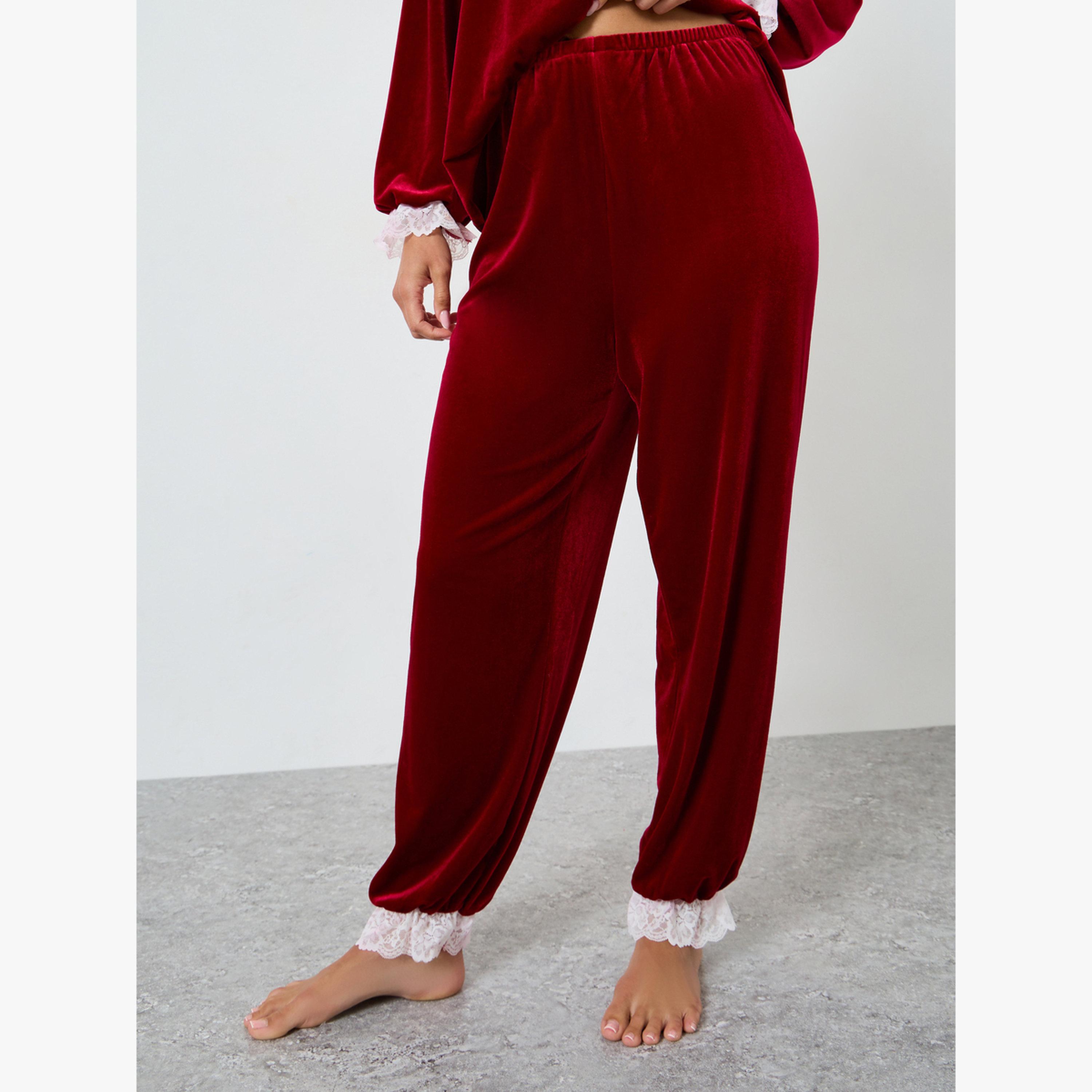طقماما من بلوزة بحواف دانتيل بمظهر المخمل وبنطال-women-clothing-nightwear-pyjamas-longsets-image-4