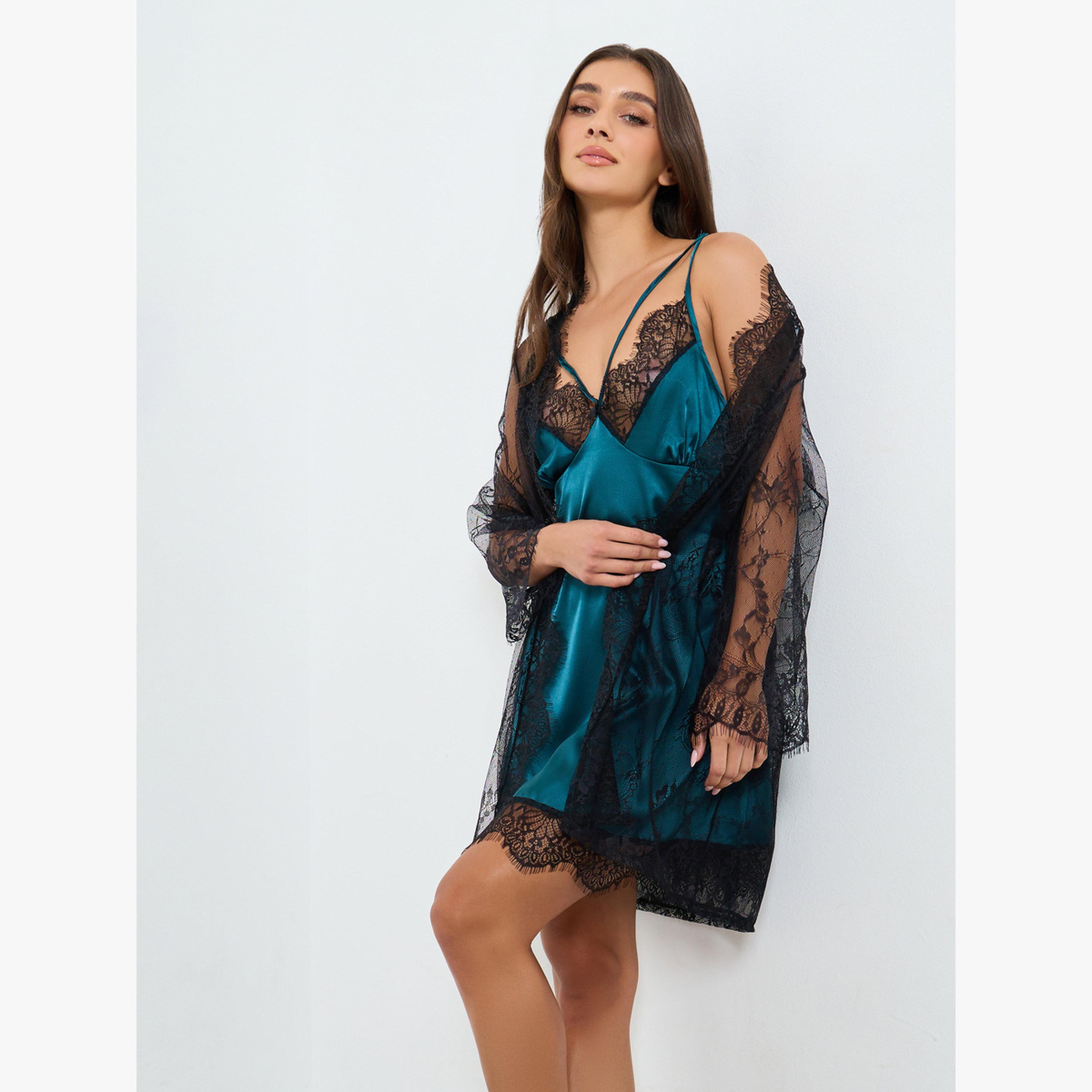 طقم قميص نوم ساتان بتفاصيل دانتيل مع روب-women-clothing-nightwear-robes-image-1