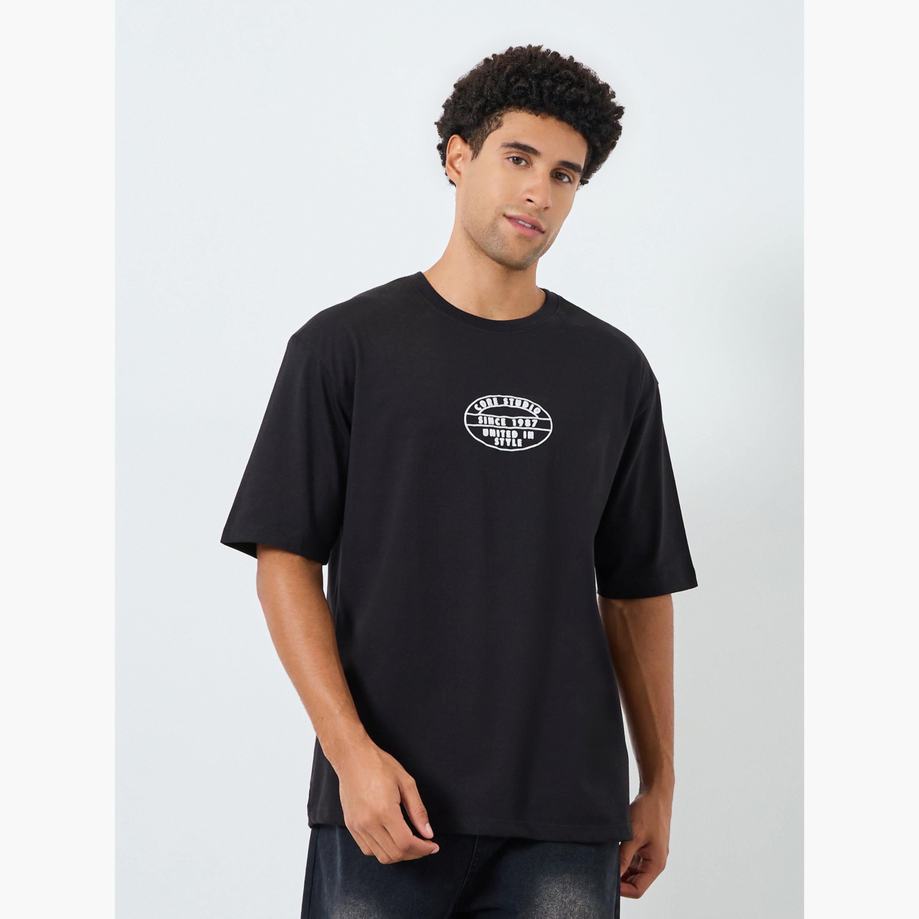 تيشيرت جيرسيه واسع بطبعة جرافيك شعار عالي الدقة-men-clothing-tshirtsandpolos-tshirts-image-1