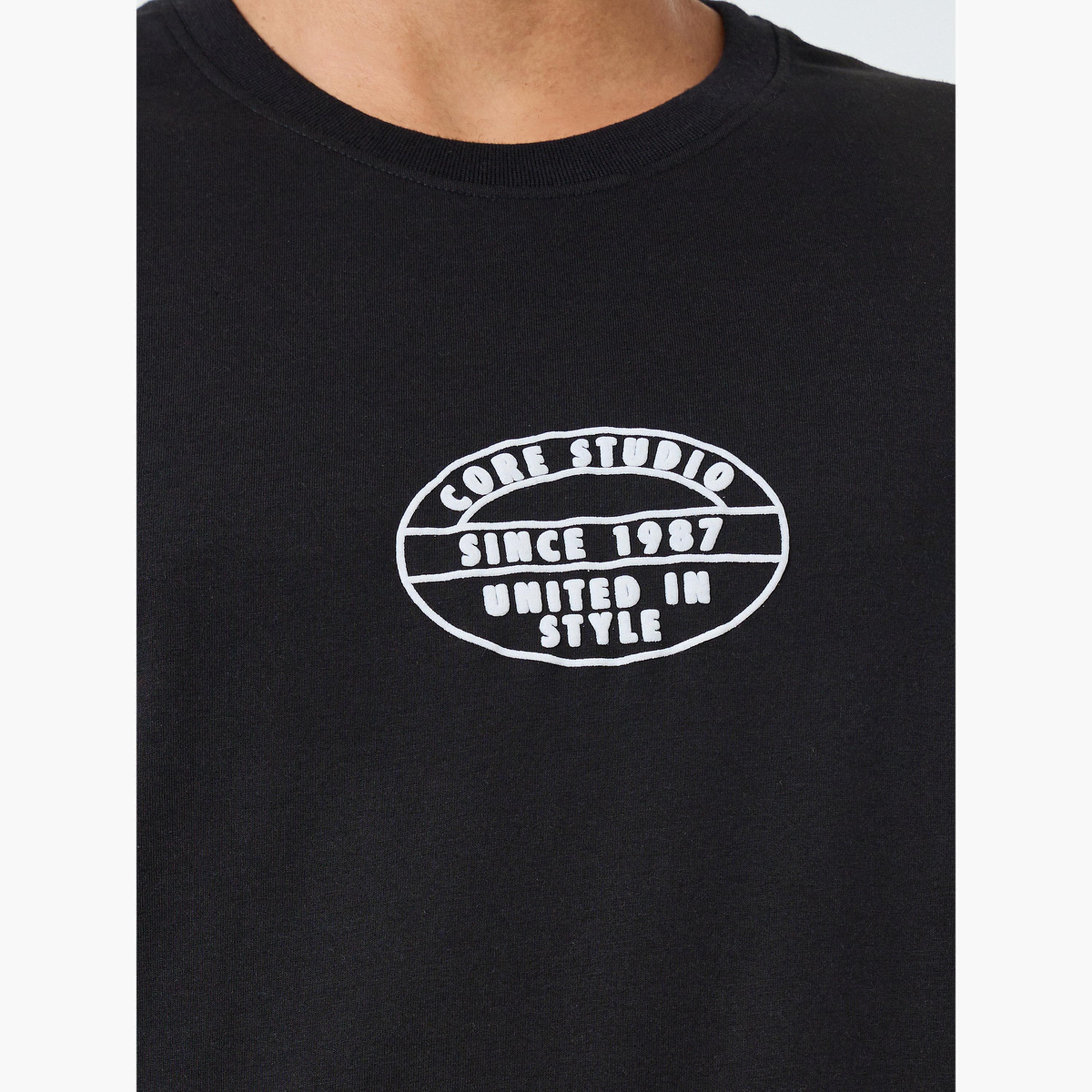 تيشيرت جيرسيه واسع بطبعة جرافيك شعار عالي الدقة-men-clothing-tshirtsandpolos-tshirts-image-4