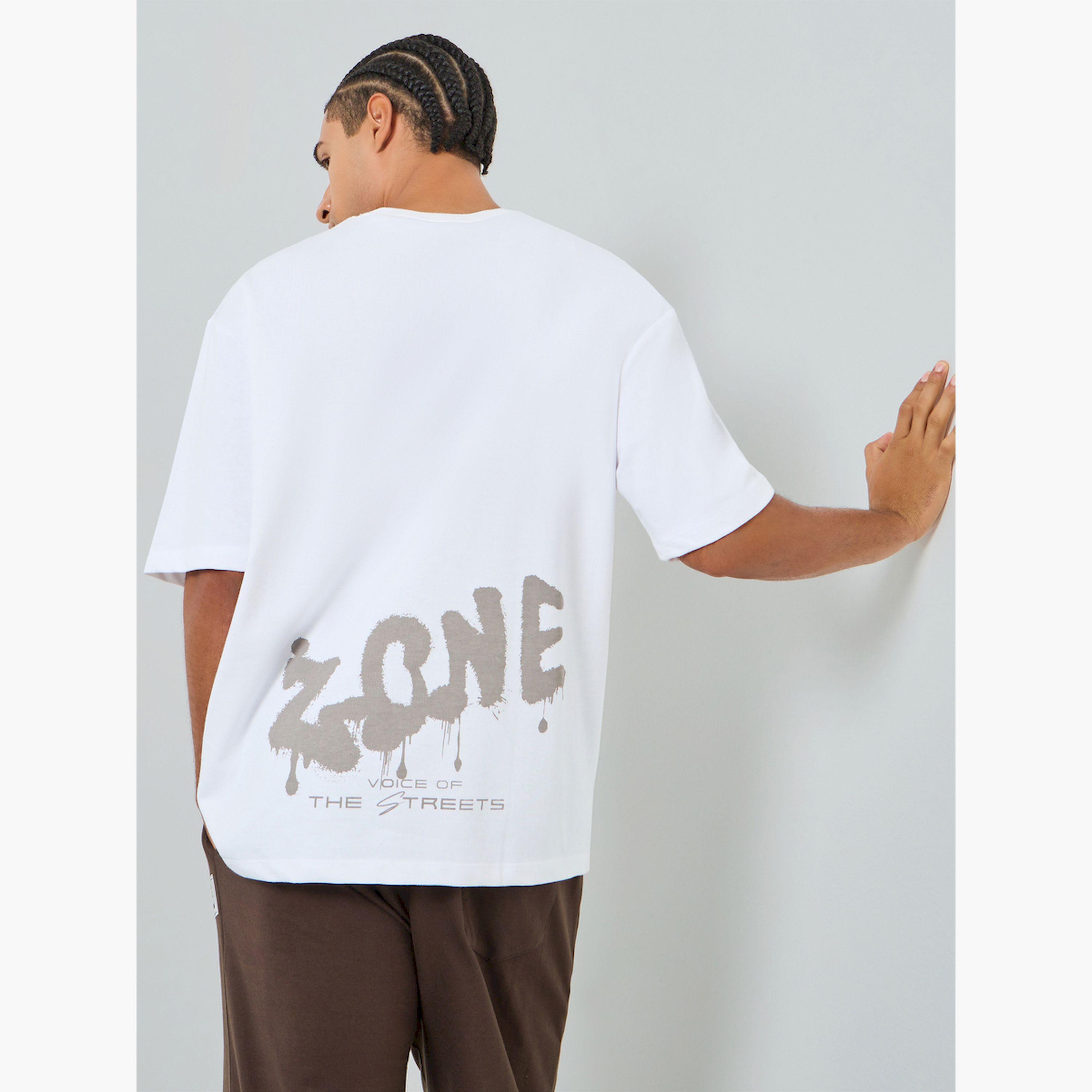 تيشيرت رجالي أبيض بطبعة جرافيك وقصة واسعة-men-clothing-tshirtsandpolos-tshirts-image-3