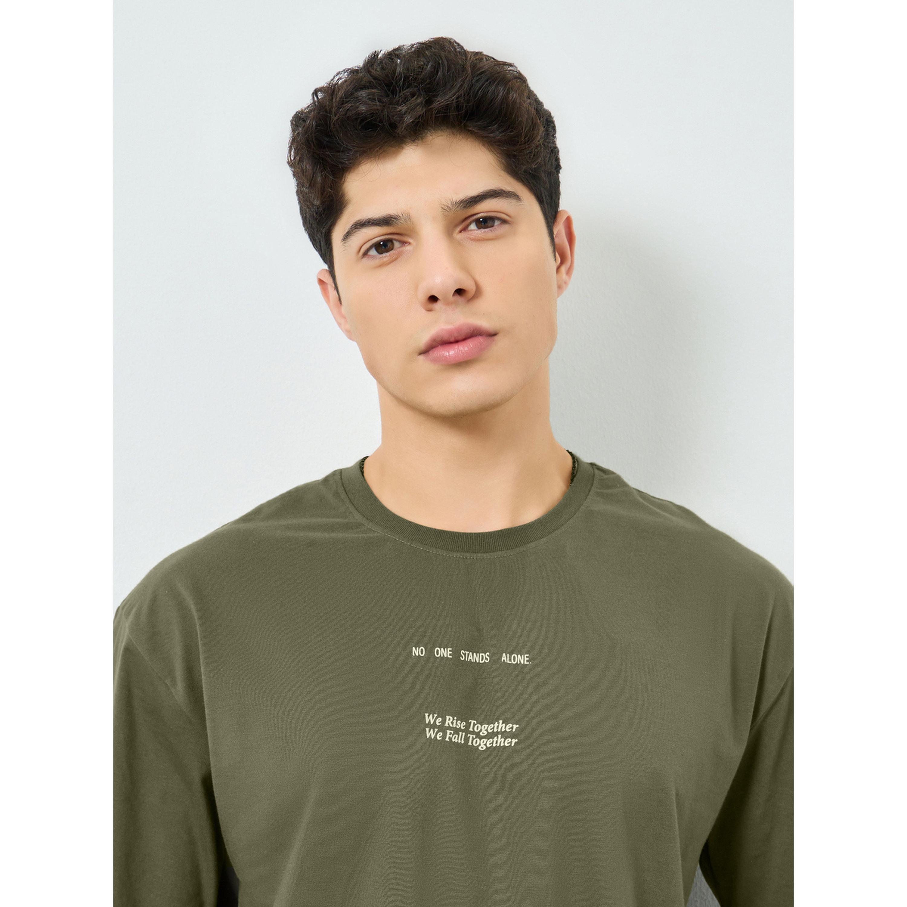 تيشيرت واسع بطبعة كتابة وياقة دائرية-men-clothing-tshirtsandpolos-tshirts-image-4
