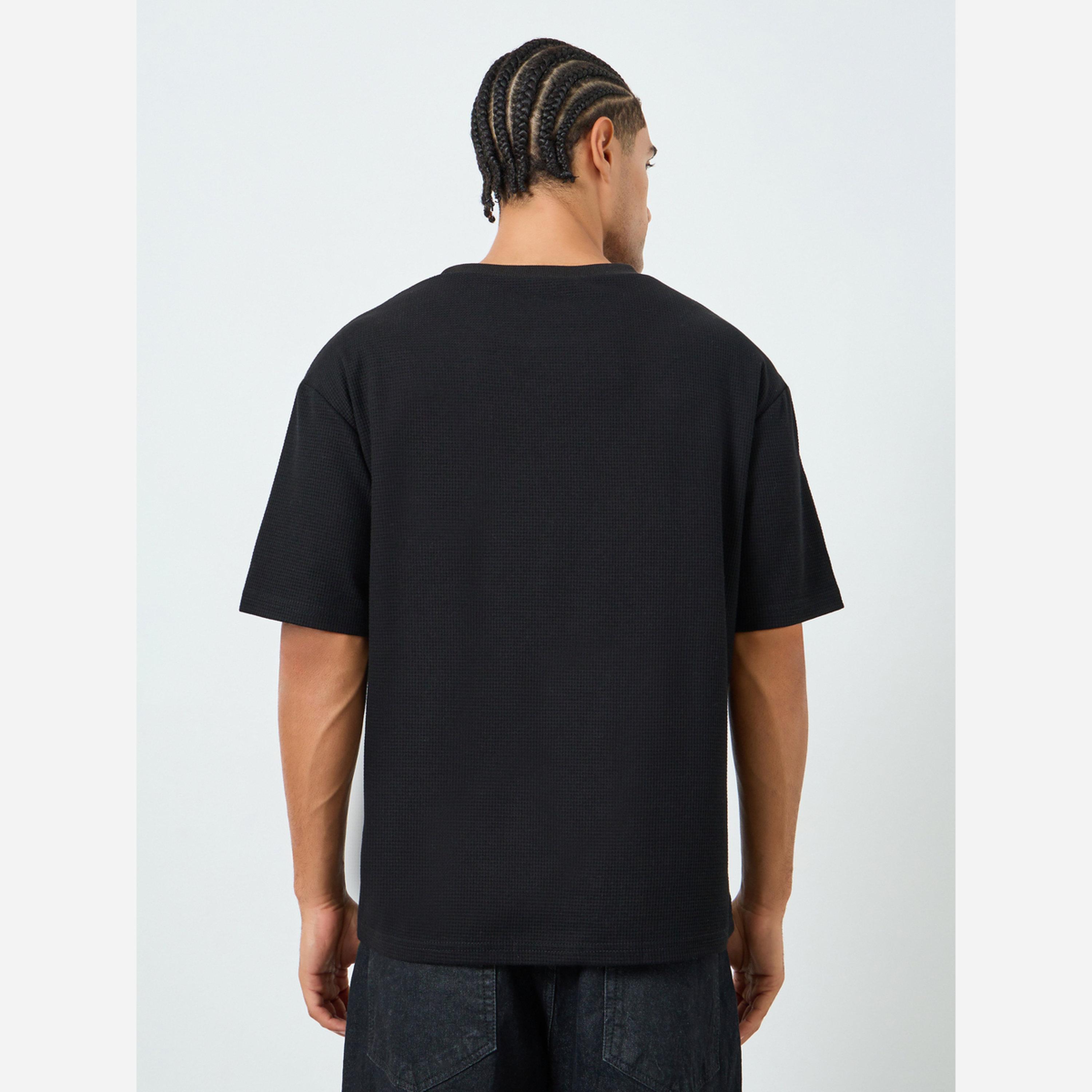 ستايلي - تيشيرت رجالي مقاس واسع ياقة عالية بنسيج بارز-men-clothing-tshirtsandpolos-tshirts-image-4