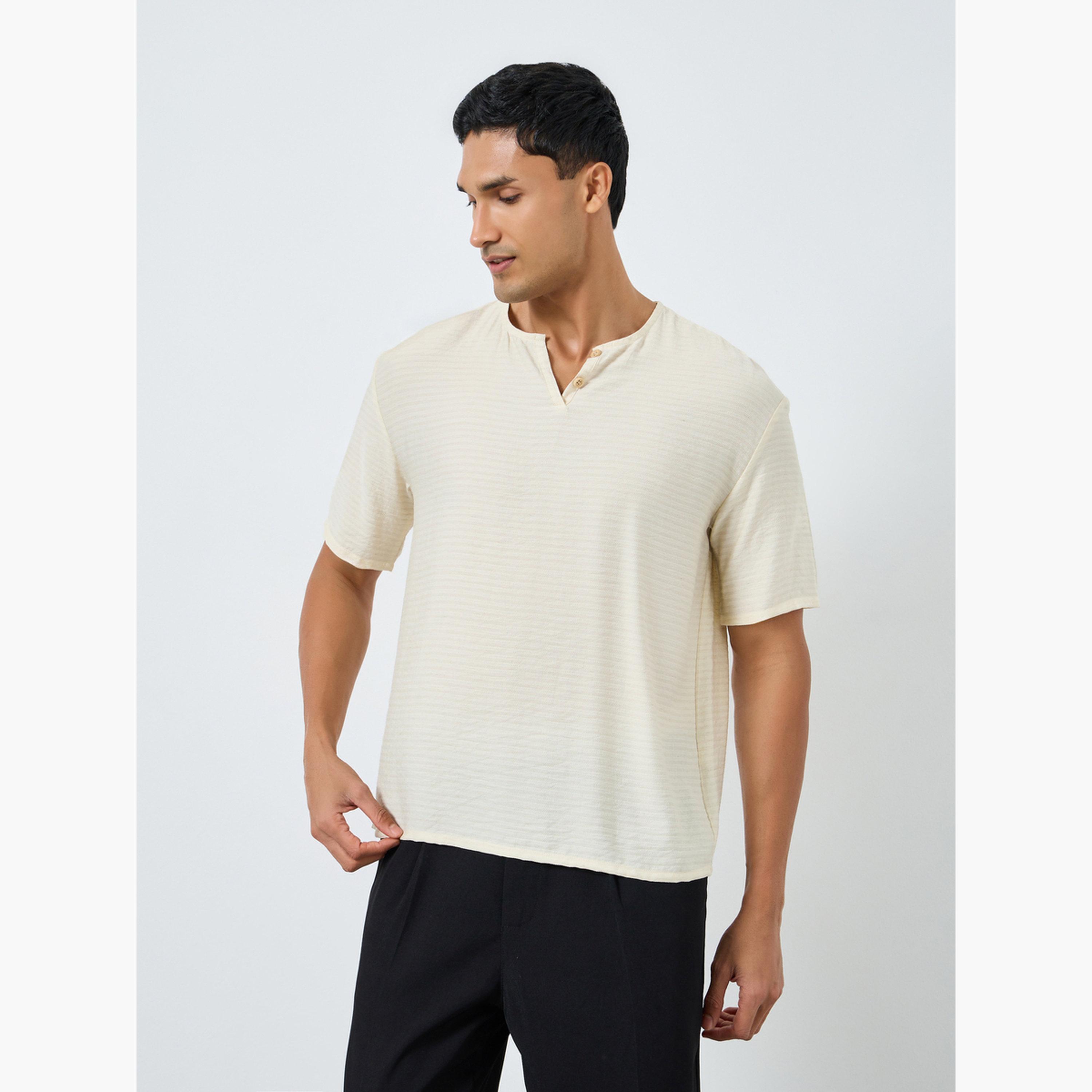 تيشيرت بقصة واسعة من مزيج الكتان بتفاصيل بارزة الملمس-men-clothing-tshirtsandpolos-tshirts-image-1
