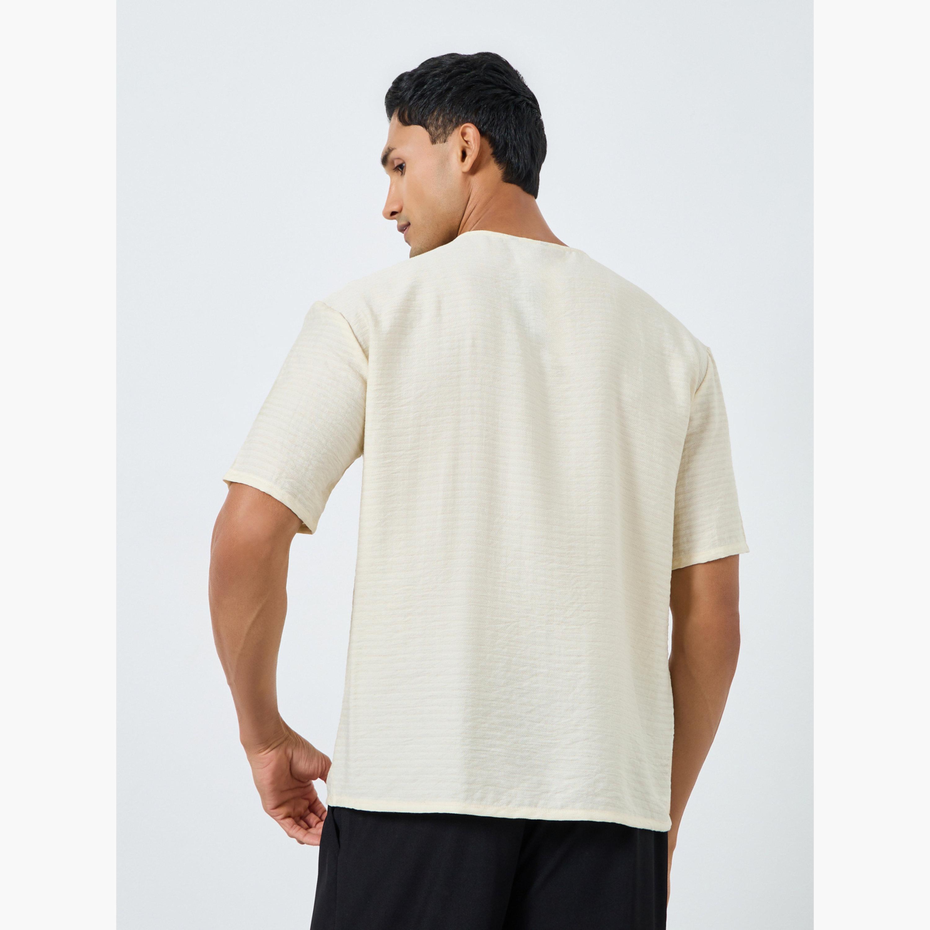 تيشيرت بقصة واسعة من مزيج الكتان بتفاصيل بارزة الملمس-men-clothing-tshirtsandpolos-tshirts-image-4