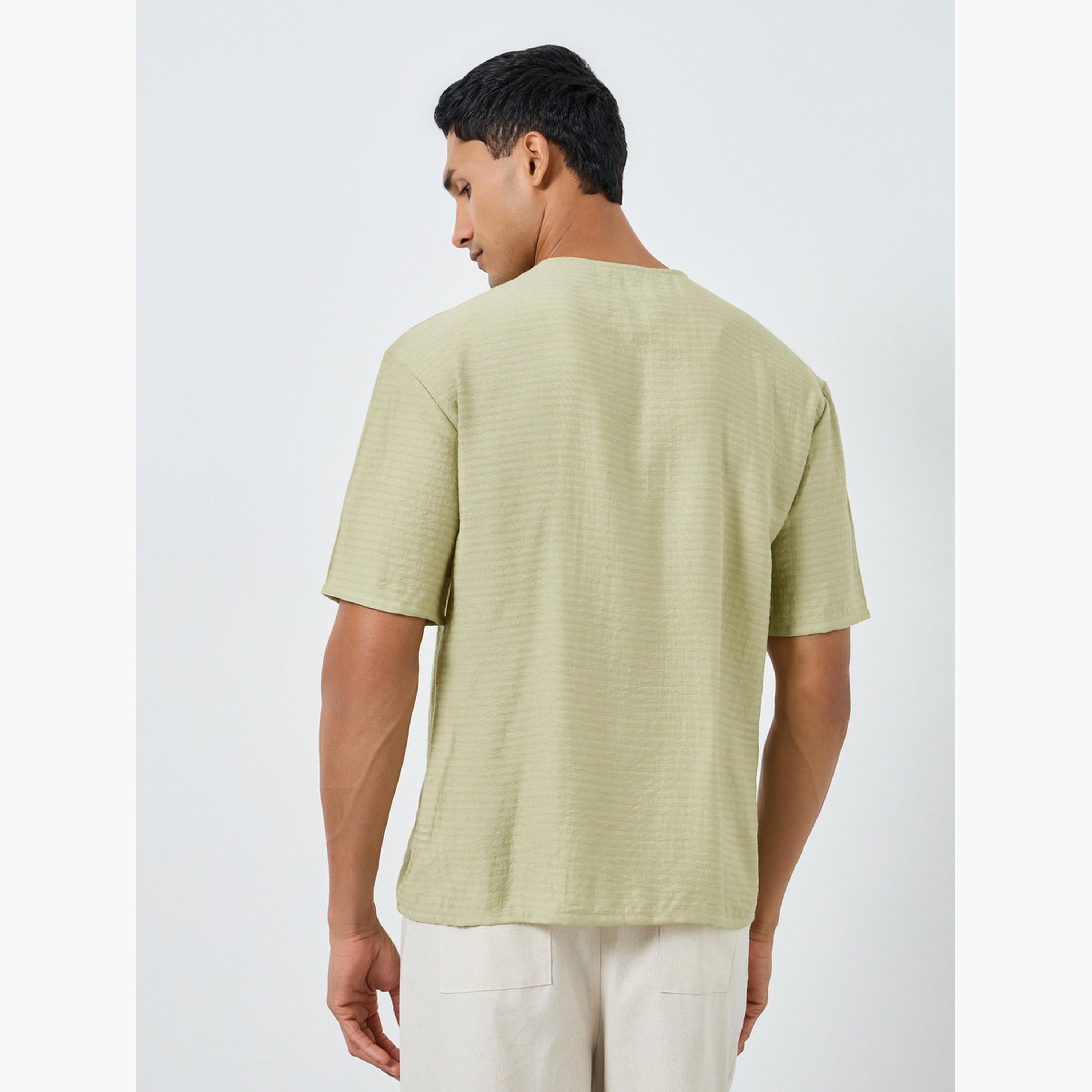 تيشيرت بقصة واسعة من مزيج الكتان بتفاصيل بارزة الملمس-men-clothing-tshirtsandpolos-tshirts-image-4