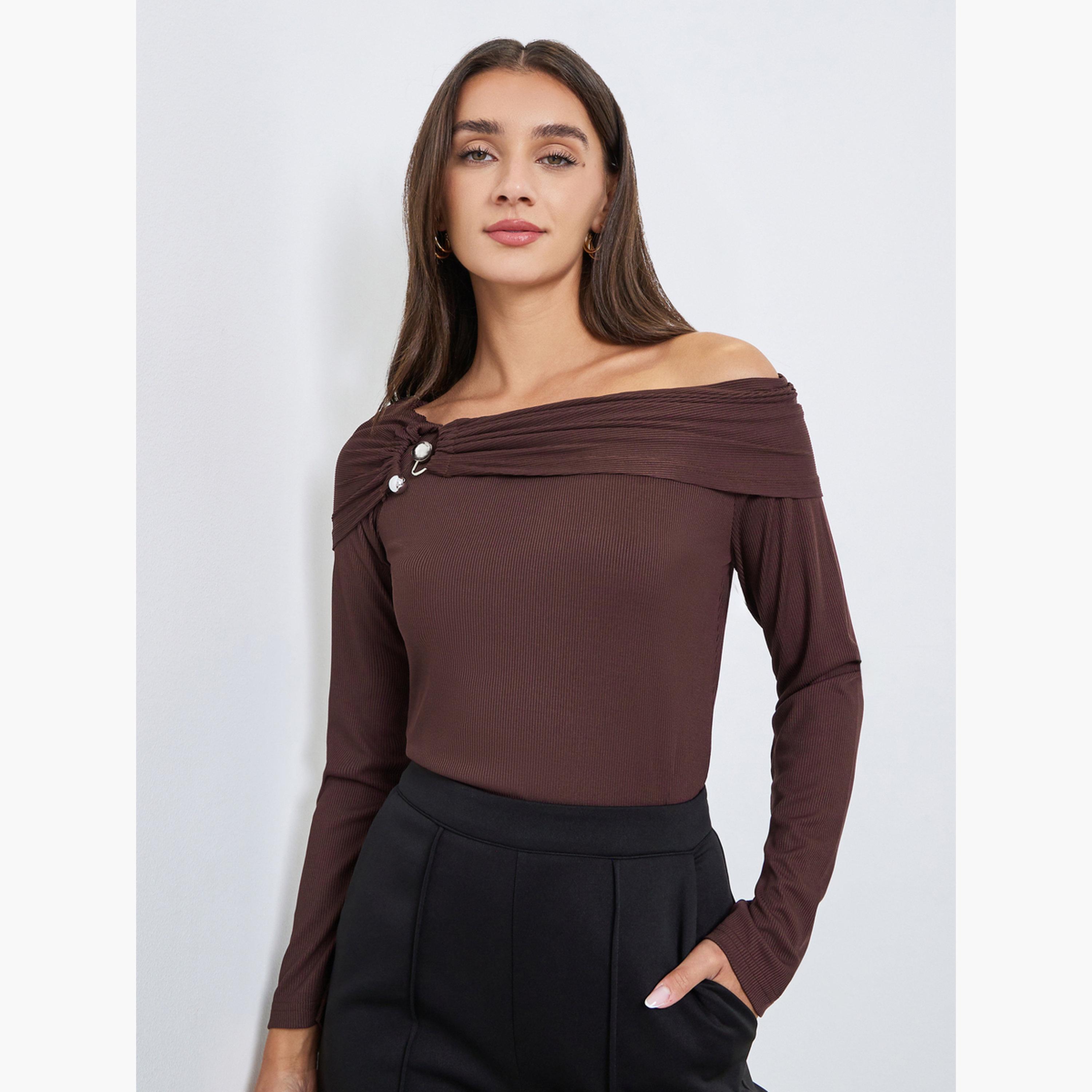Styli Solid Metal Buckle Detail Knit Top-women-clothing-shirtsandblouses-blouses-image-1
