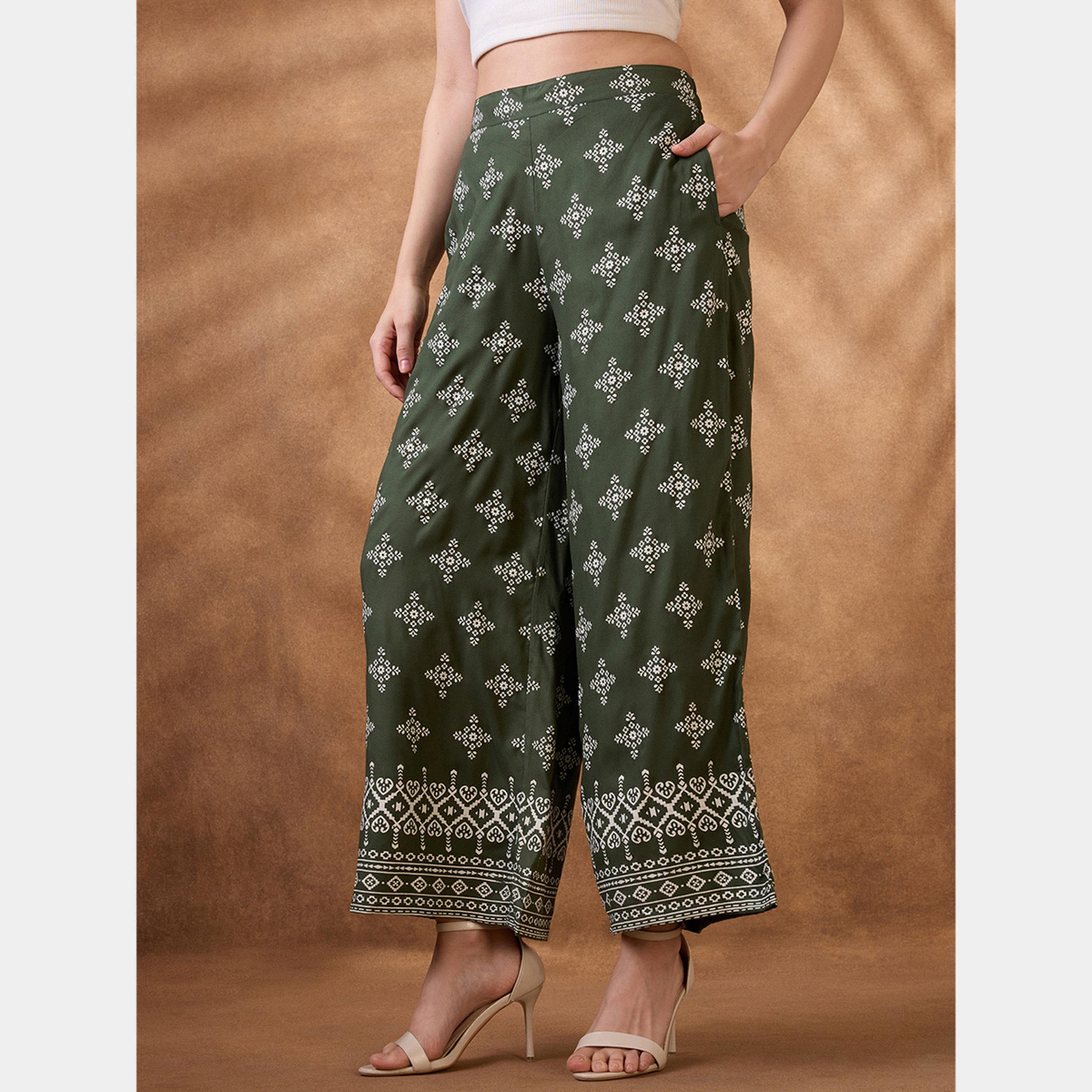 غلوبوص × ستايلي - بنطال نسائي واسع الساق بطبعة عرقية خضراء-women-clothing-bottoms-trousers-image-3