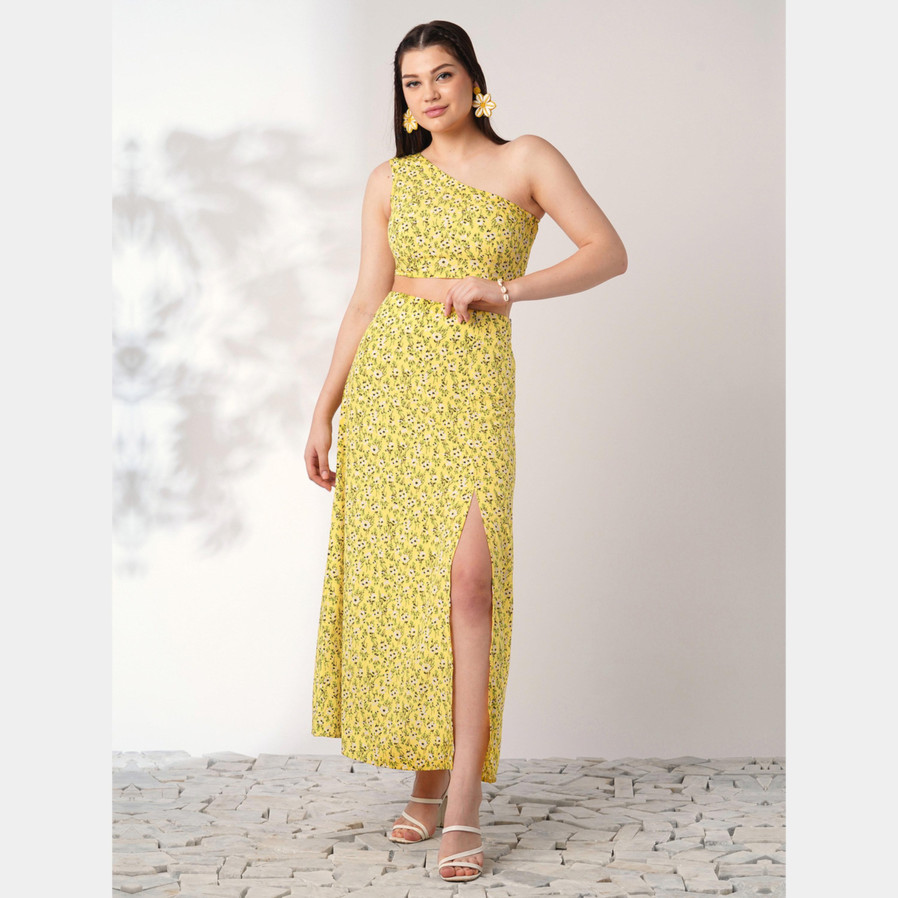 غلوبوص × ستايلي - بلوزة قصيرة بكتف واحد وتنورة بنقشة زهور صفراء-women-clothing-coordsets-image-1