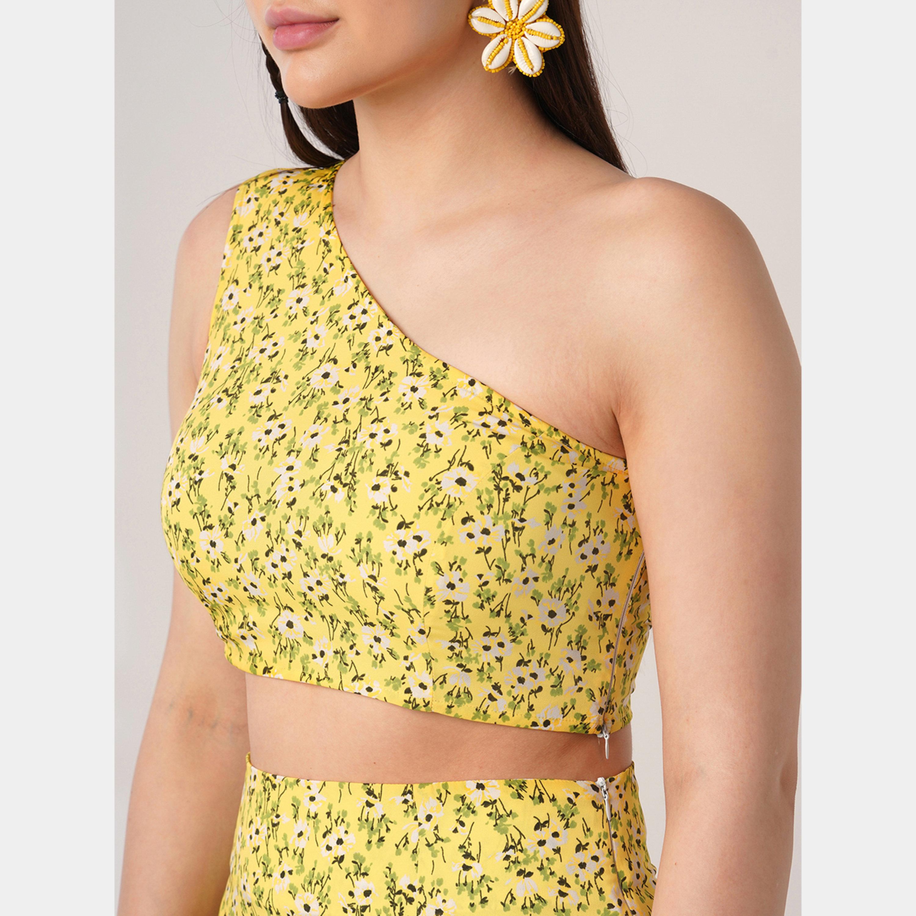 غلوبوص × ستايلي - بلوزة قصيرة بكتف واحد وتنورة بنقشة زهور صفراء-women-clothing-coordsets-image-2