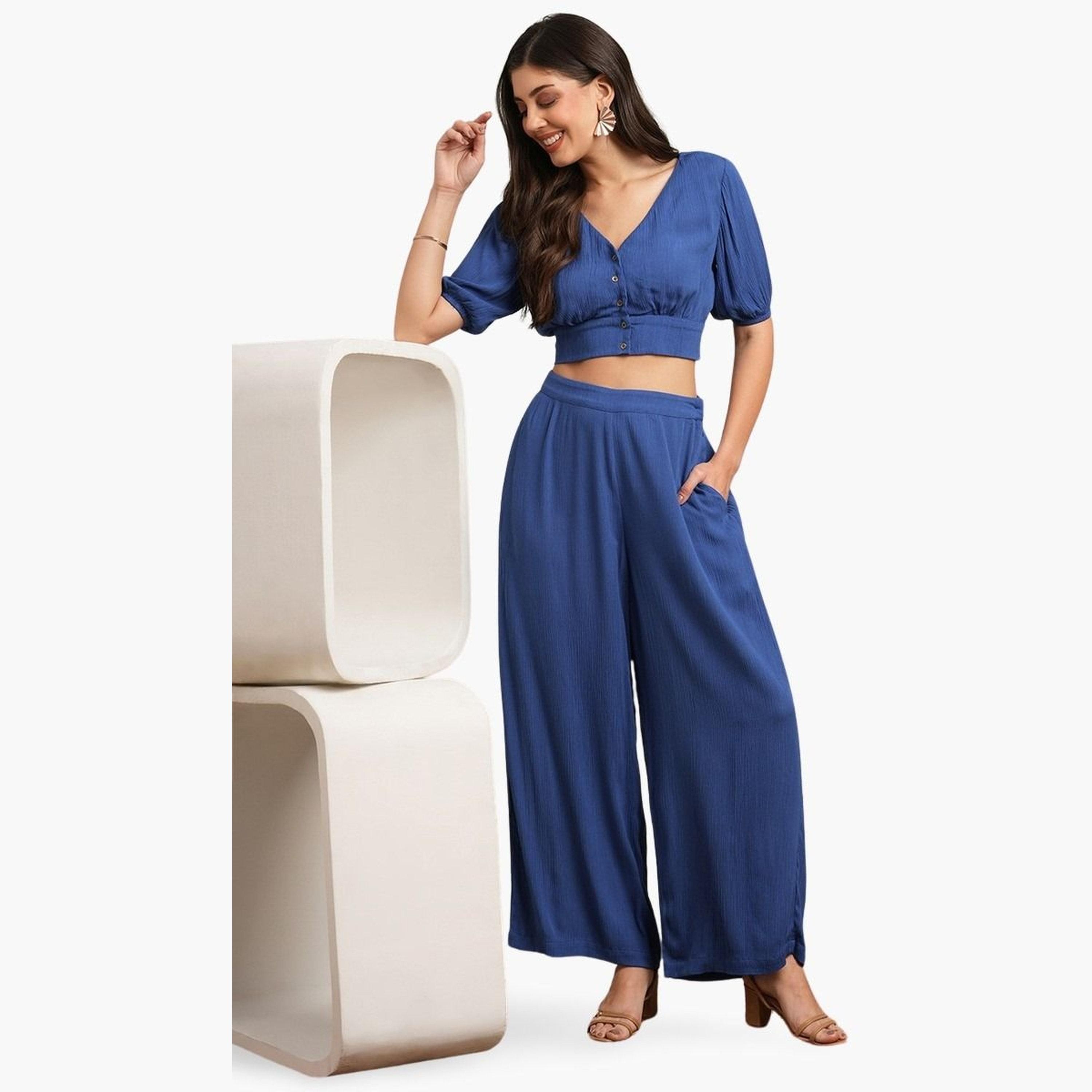 غلوبوص × ستايلي - بلوزة قصيرة رقبة حرف V وتفاصيل أزرار وبنطال واسع الساق-women-clothing-coordsets-image-1